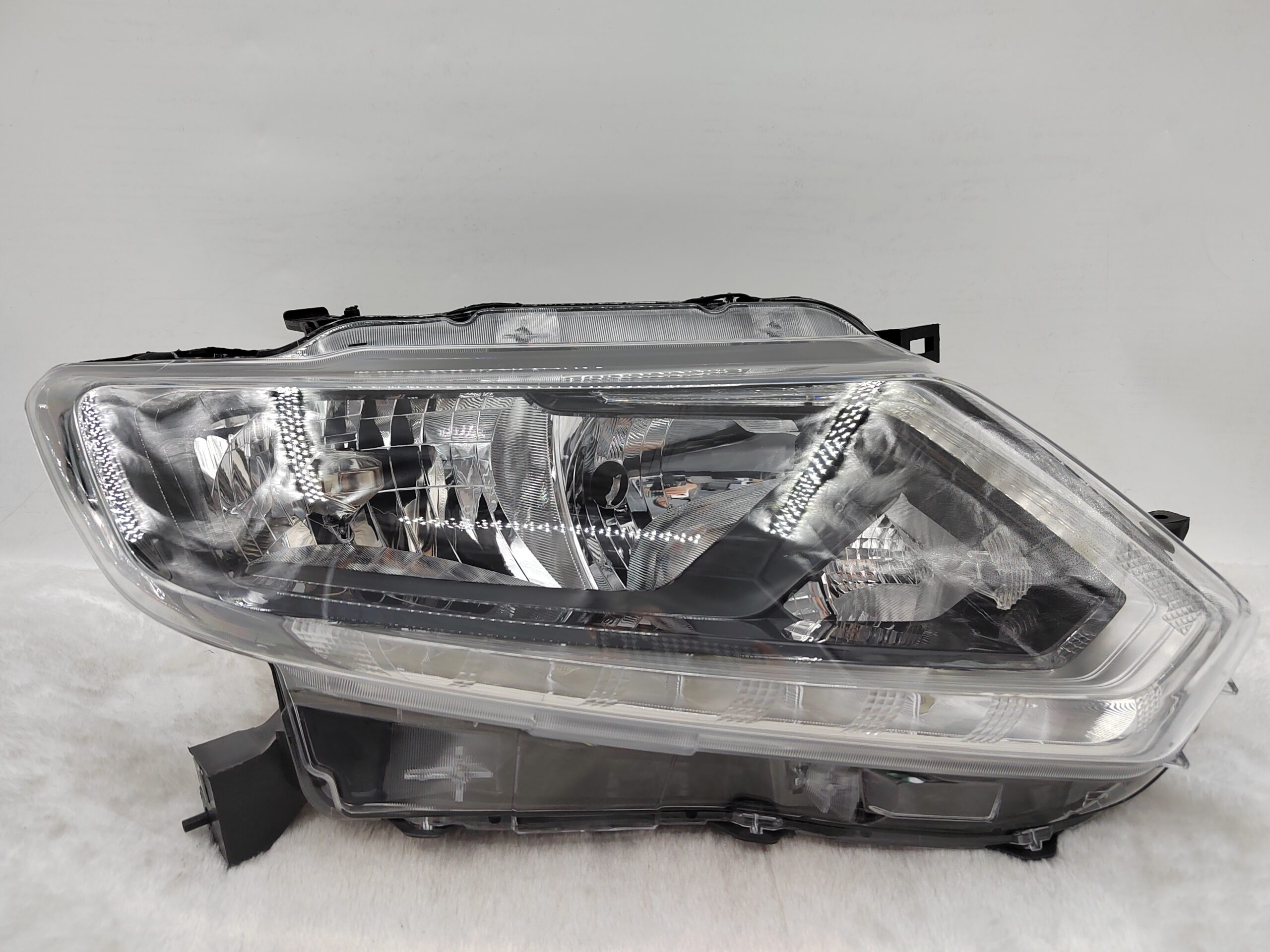 NISSAN X-TRAIL 2014-2016 HALOGEN R.H.S HEADLIGHT ASSEMBLY