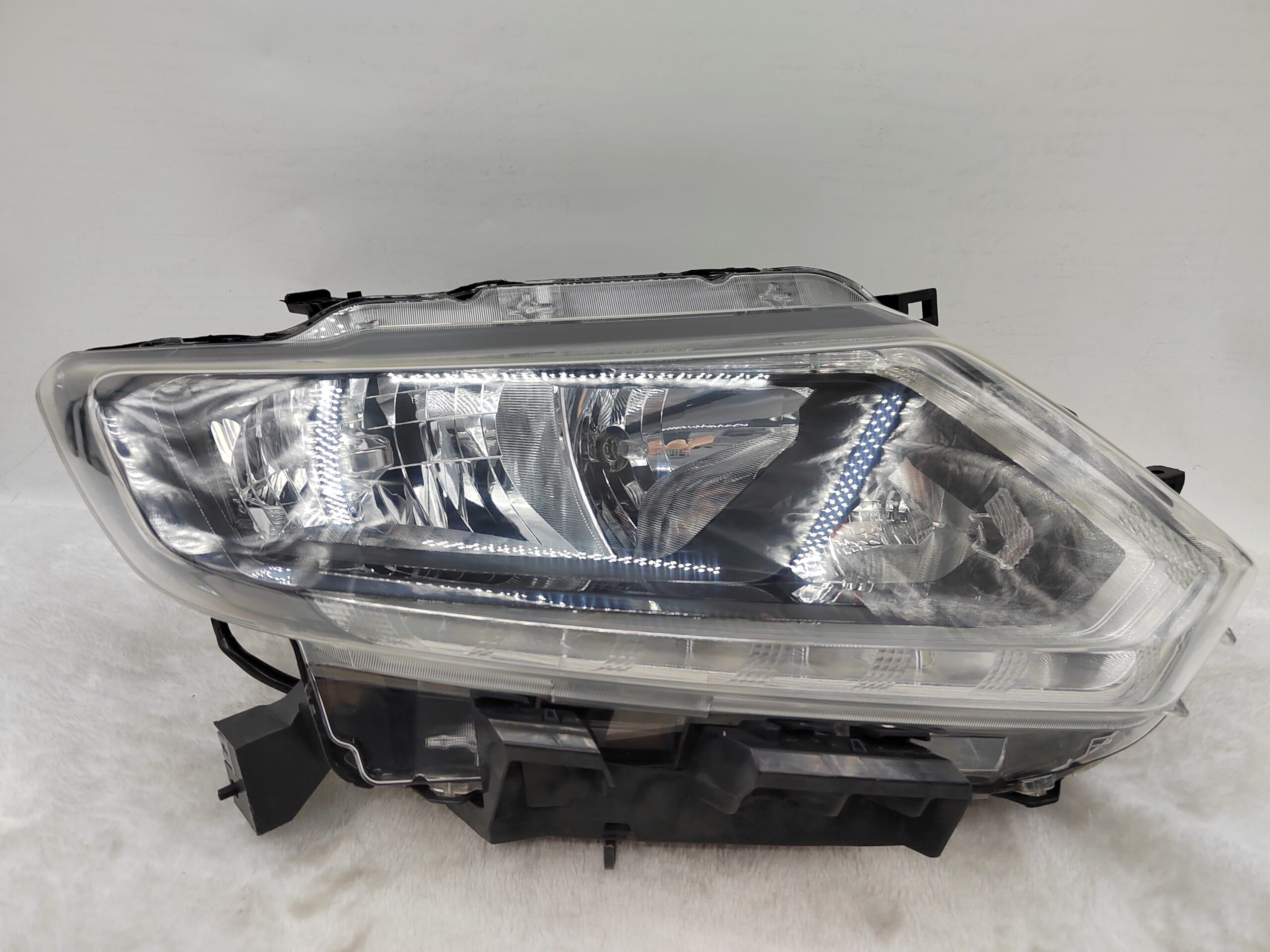 NISSAN X-TRAIL 2014-2016 HALOGEN R.H.S HEADLIGHT ASSEMBLY