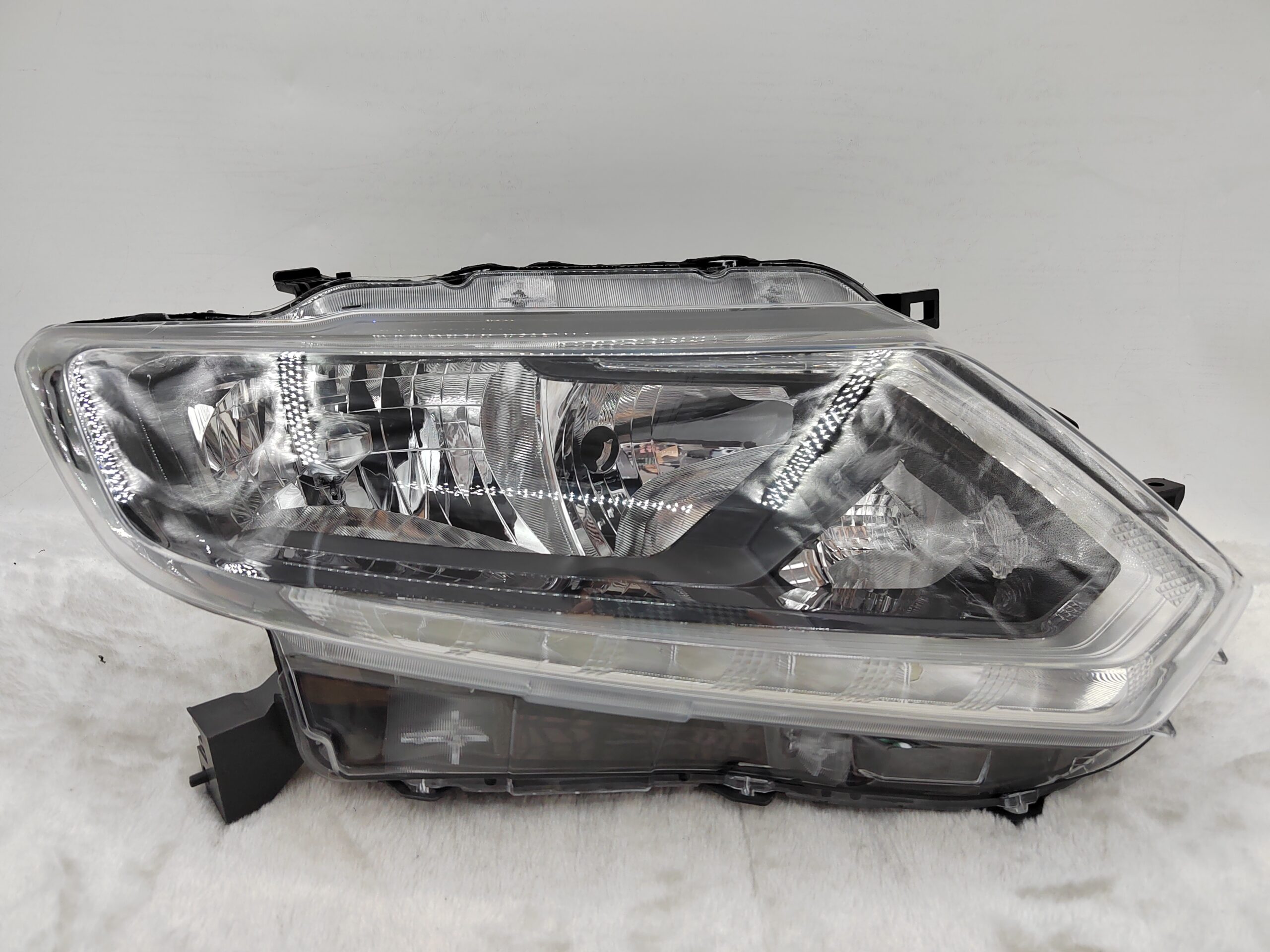 NISSAN X-TRAIL 2014-2016 HALOGEN R.H.S HEADLIGHT ASSEMBLY