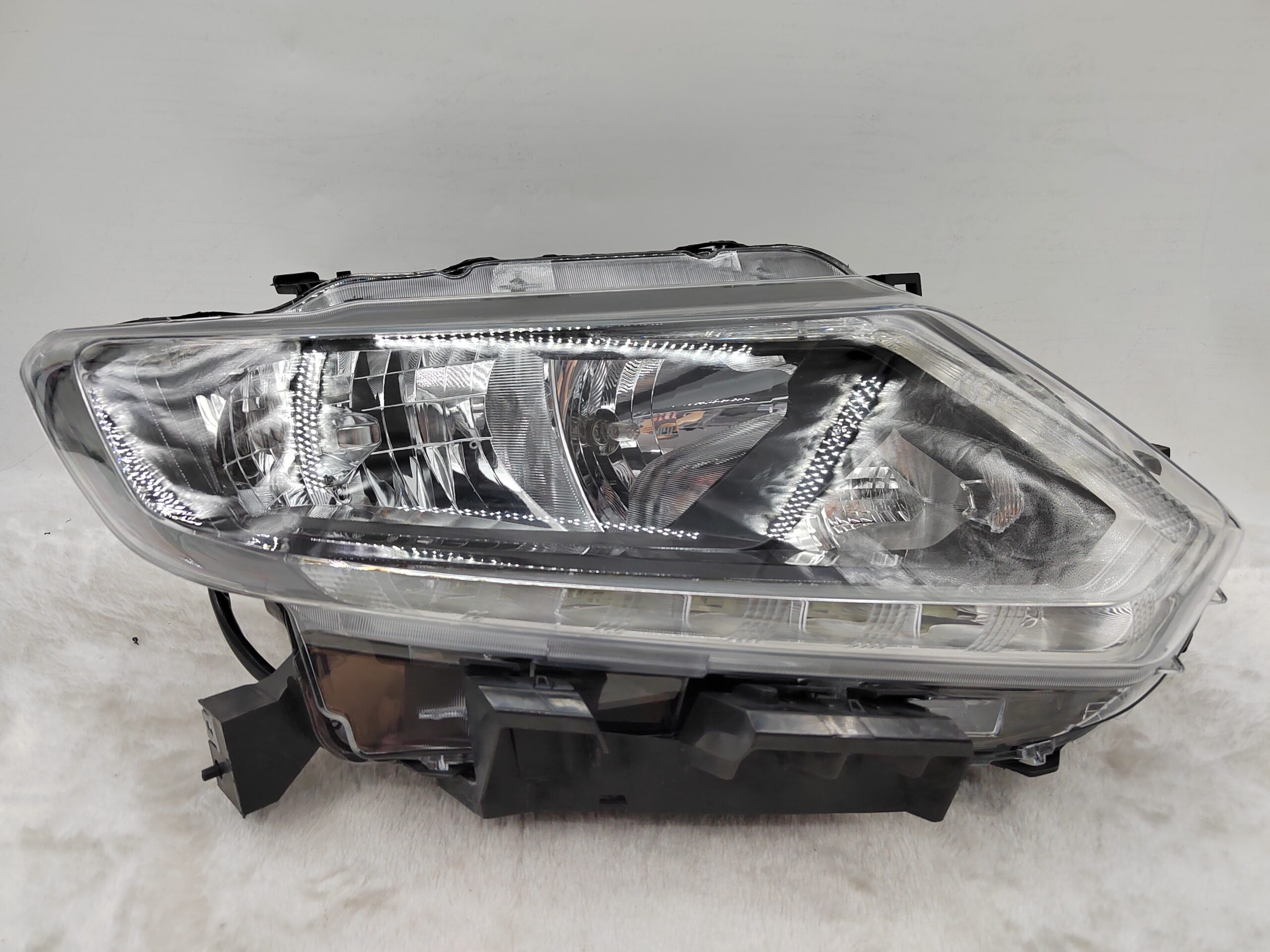 NISSAN X-TRAIL 2014-2016 HALOGEN R.H.S HEADLIGHT ASSEMBLY