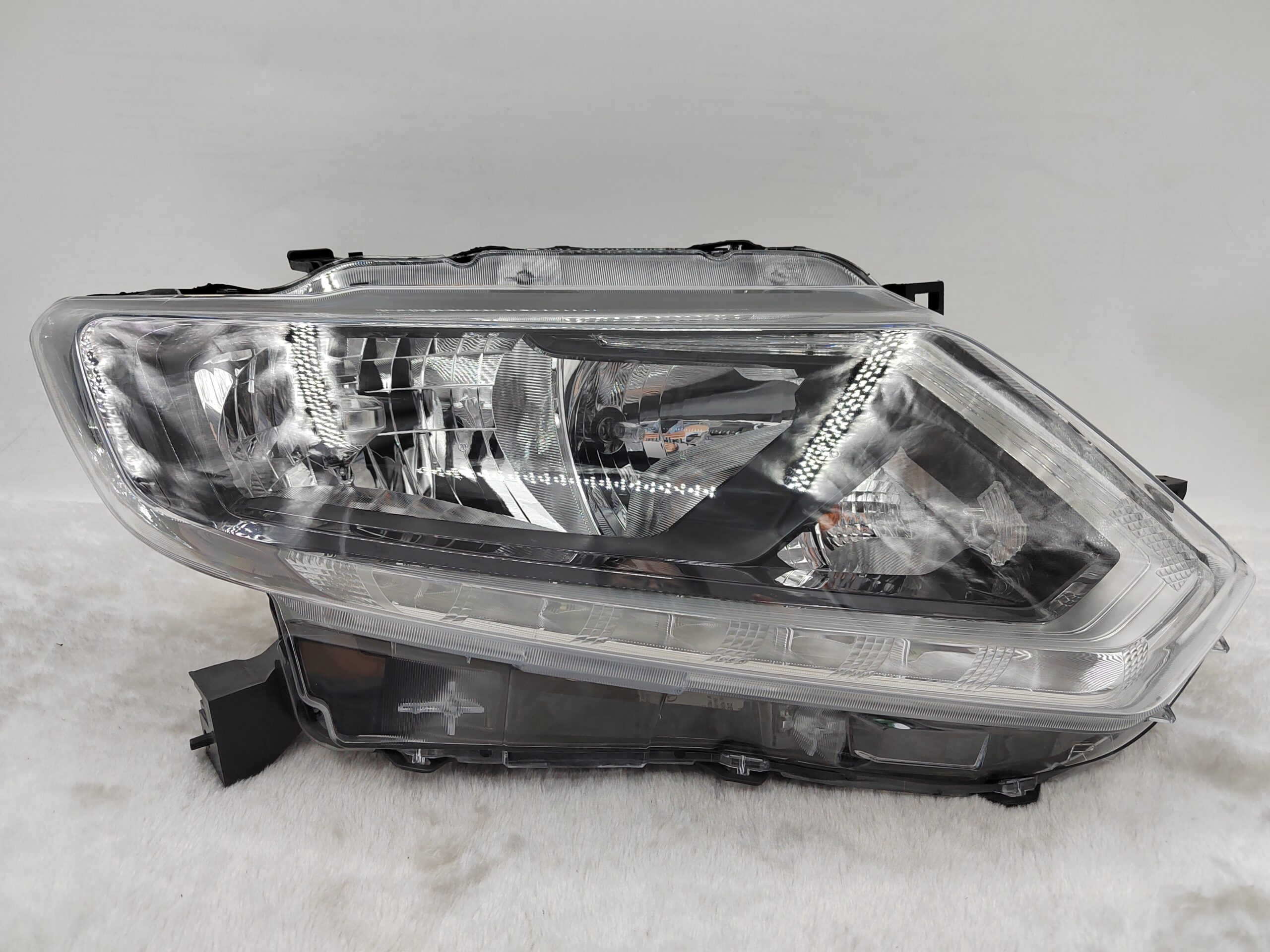 NISSAN X-TRAIL 2014-2016 HALOGEN R.H.S HEADLIGHT ASSEMBLY