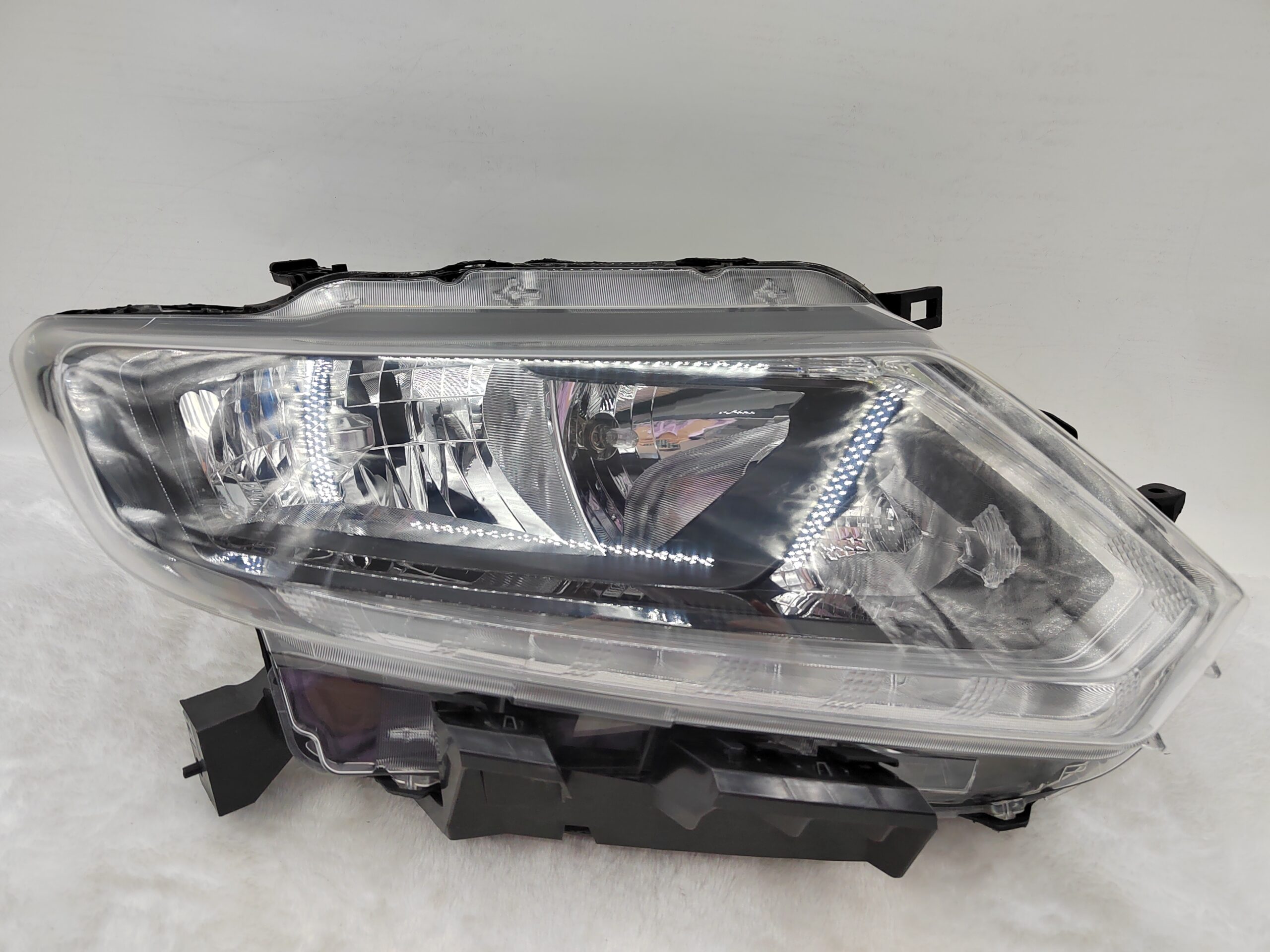 NISSAN X-TRAIL 2014-2016 HALOGEN R.H.S HEADLIGHT ASSEMBLY