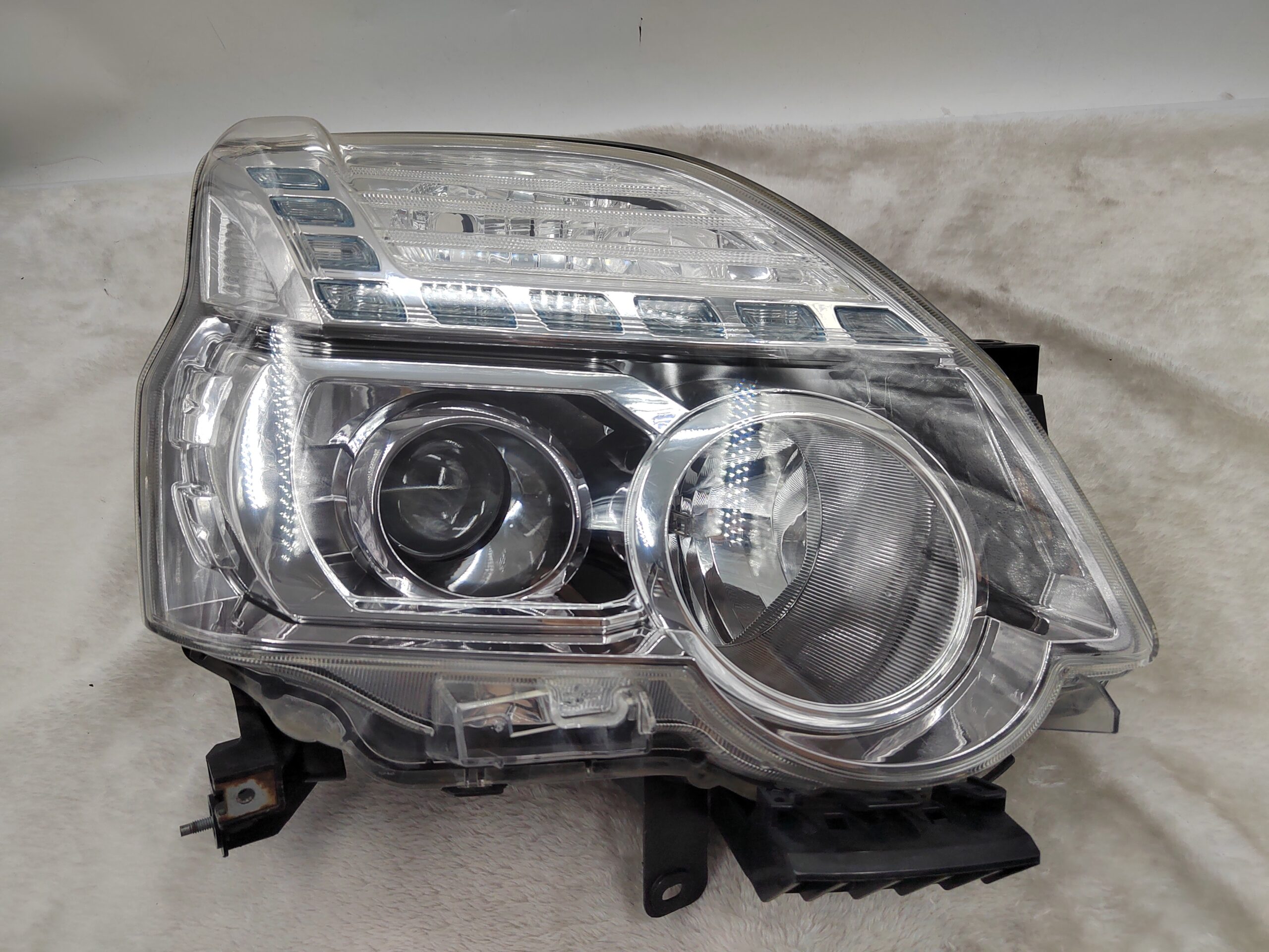 NISSAN X-TRAIL T31 2010-2013 HALOGEN R.H.S HEADLIGHT ASSEMBLY