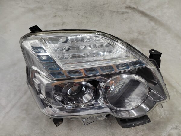 NISSAN X-TRAIL T31 2010-2013 HALOGEN R.H.S HEADLIGHT ASSEMBLY