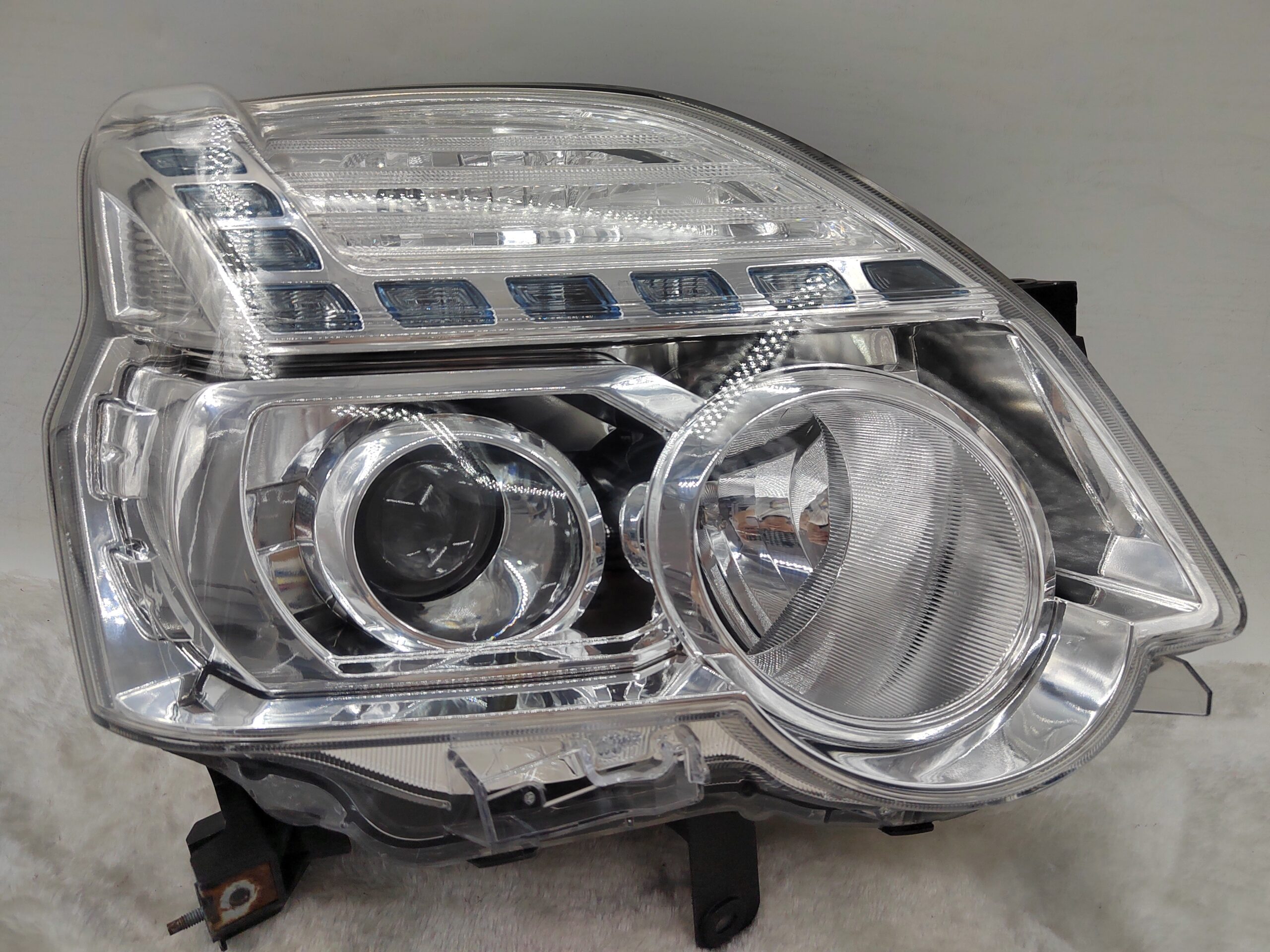 NISSAN X-TRAIL T31 2010-2013 XENON R.H.S HEADLIGHT ASSEMBLY