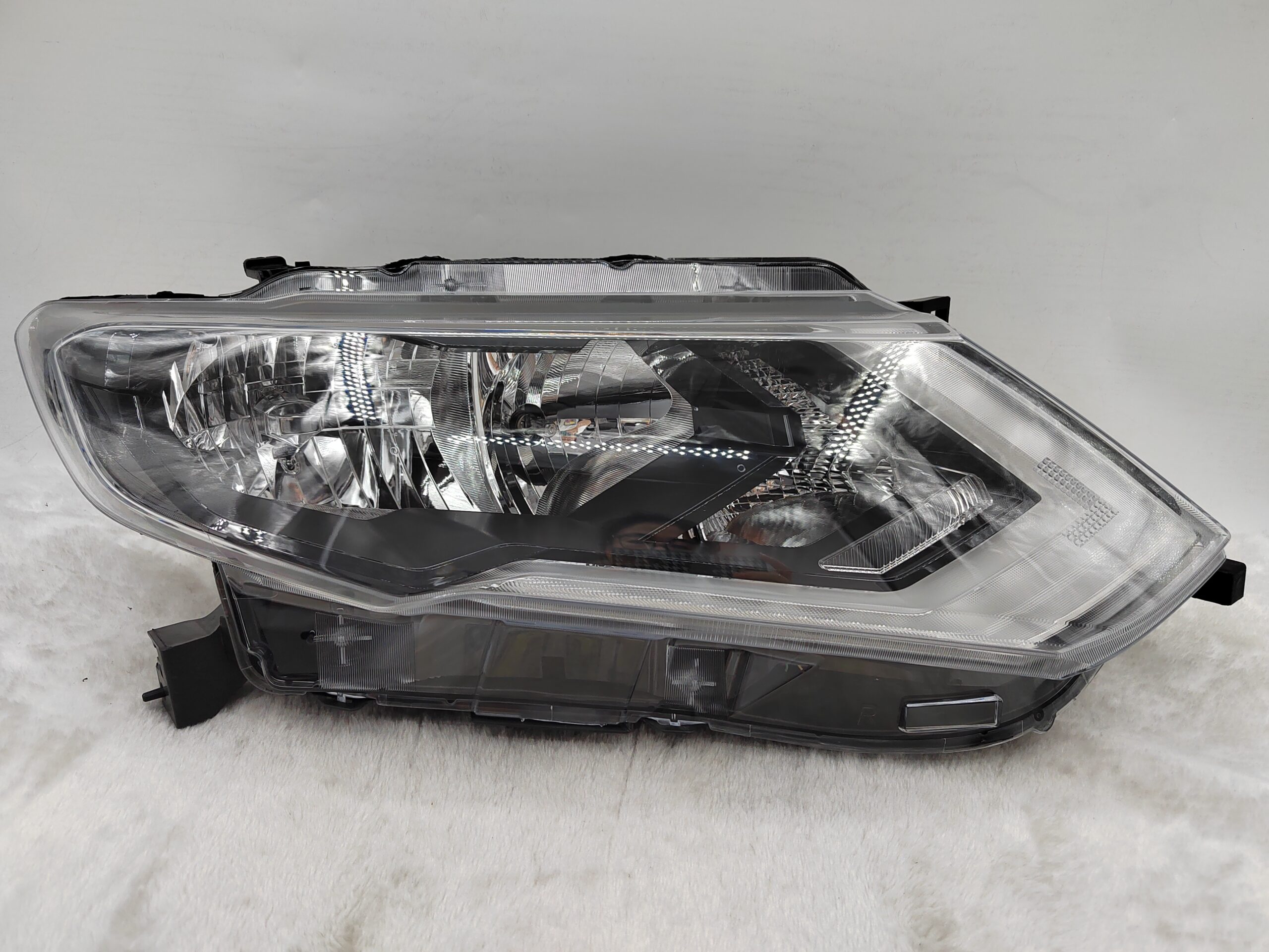 NISSAN X-TRAIL T32 2017-2020 HALOGEN R.H.S HEADLIGHT ASSEMBLY