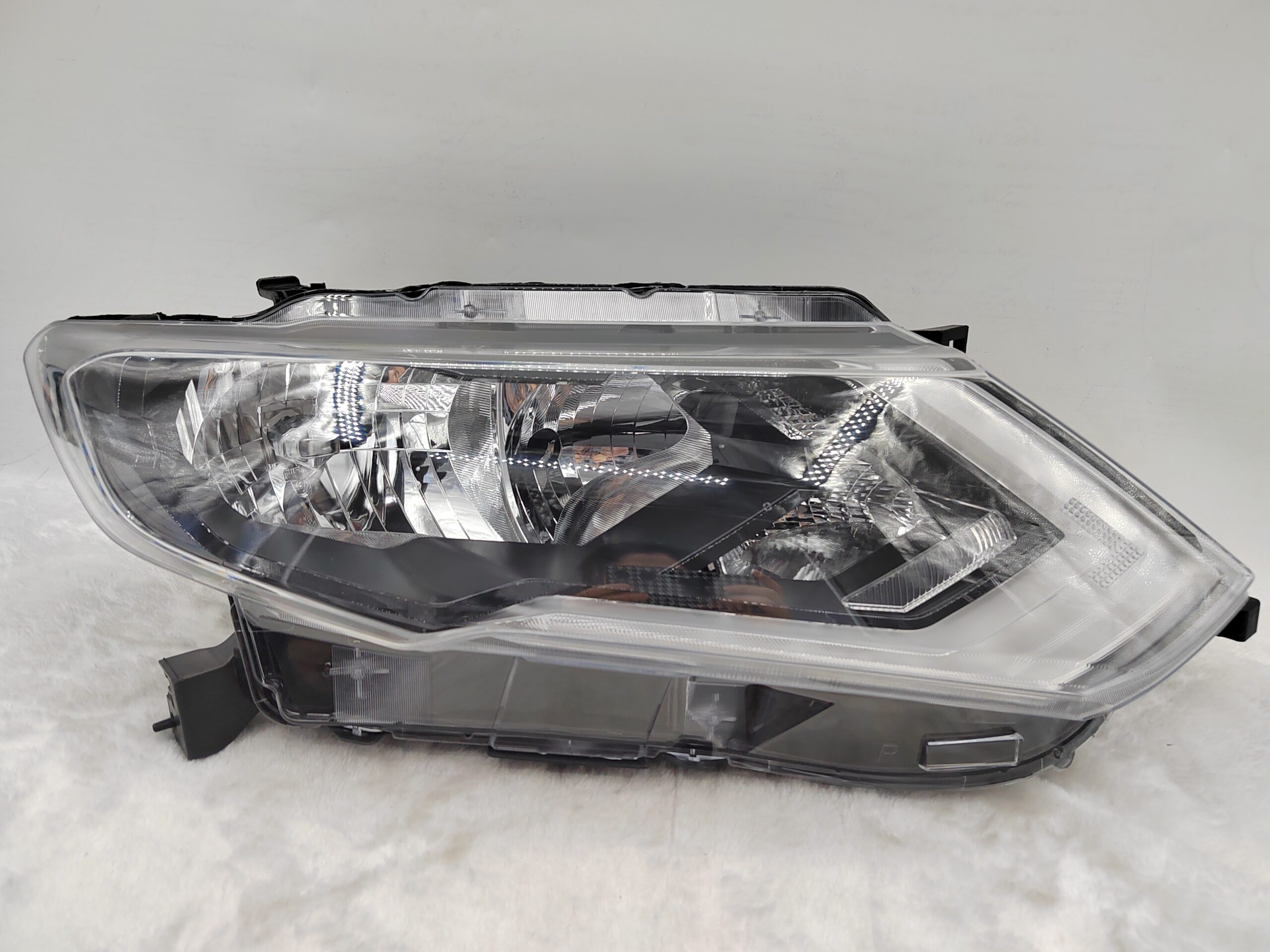 NISSAN X-TRAIL T32 2017-2020 HALOGEN R.H.S HEADLIGHT ASSEMBLY