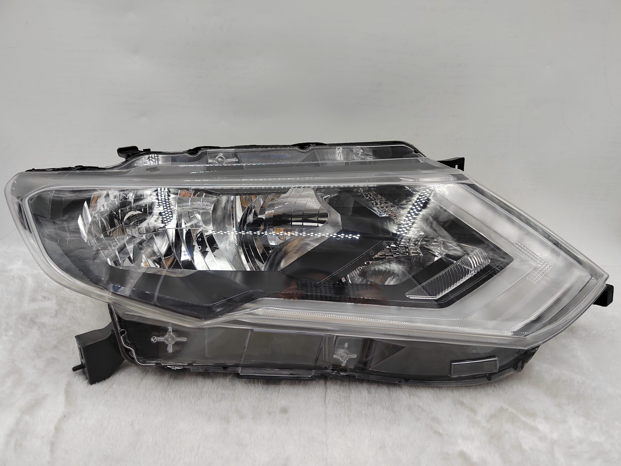 NISSAN X-TRAIL T32 2017-2020 HALOGEN R.H.S HEADLIGHT ASSEMBLY