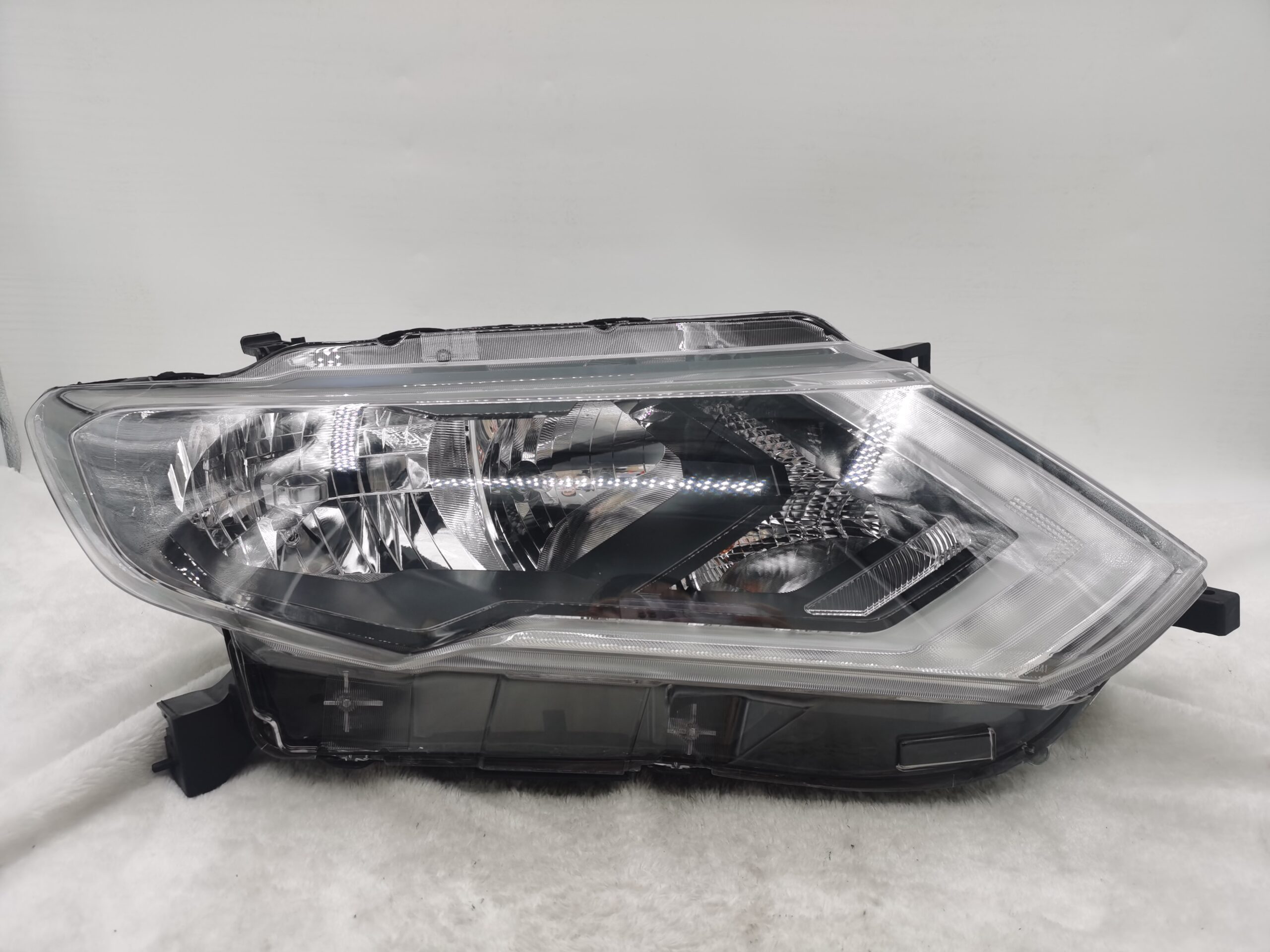 NISSAN X-TRAIL T32 2017-2020 HALOGEN R.H.S HEADLIGHT ASSEMBLY