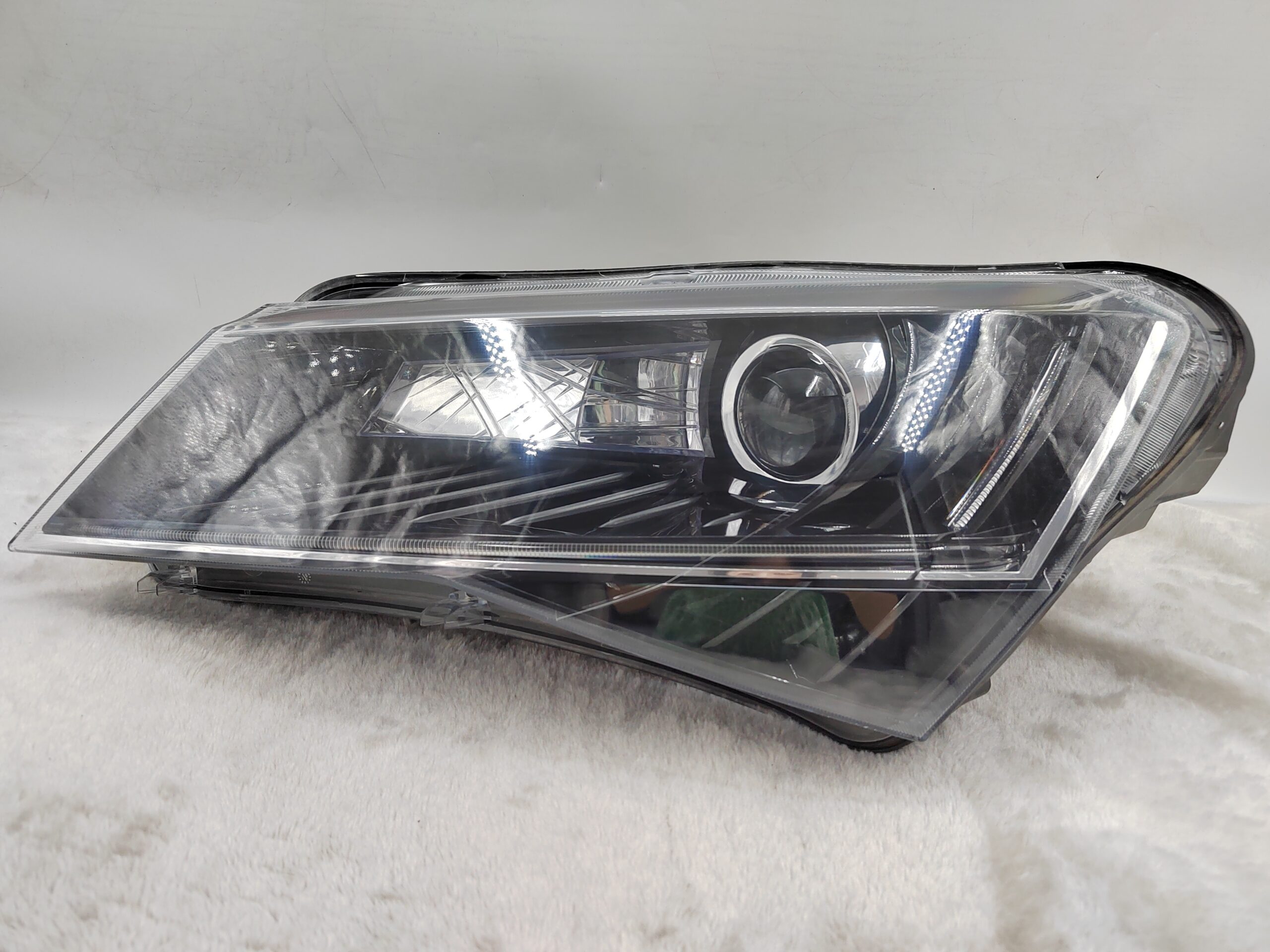 SKODA SUPERB III B8 (3V) 2015-2019 XENON L.H.S HEADLIGHT ASSEMBLY