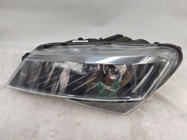 SKODA SUPERB III B8 (3V) 2015-2019 XENON L.H.S HEADLIGHT ASSEMBLY