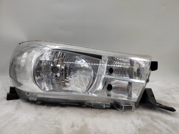 TOYOTA HILUX REVO 2015-2019 HALOGEN R.H.S HEADLIGHT ASSEMBLY