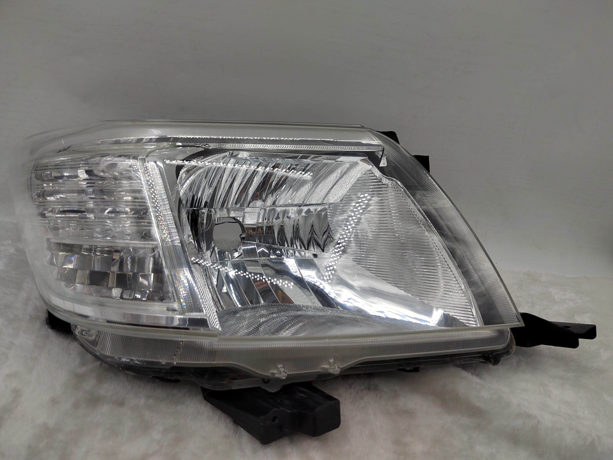 TOYOTA HILUX VIGO 2011-2014 HALOGEN R.H.S HEADLIGHT ASSEMBLY