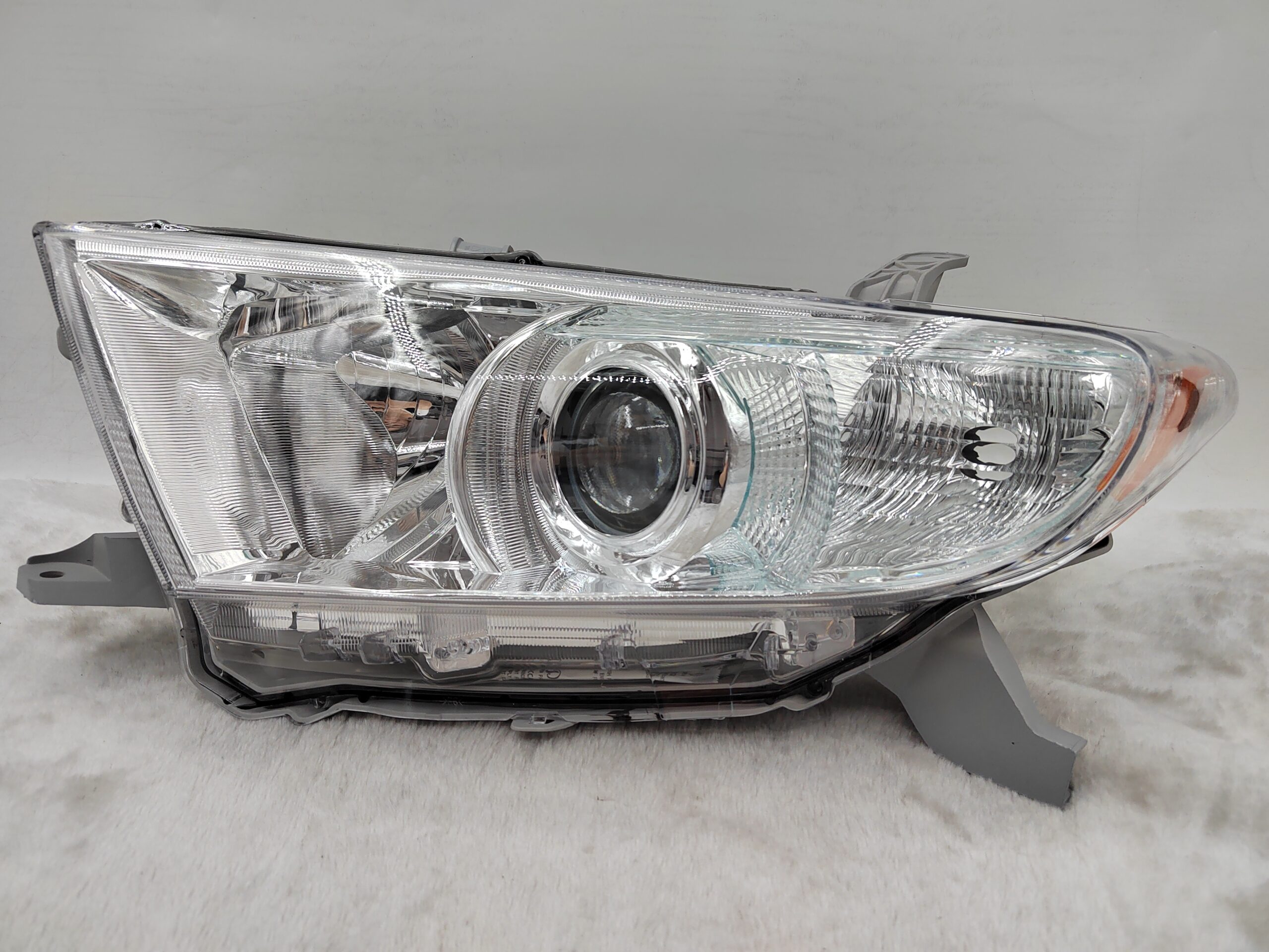 TOYOTA KLUGER 2011-2013 HALOGEN L.H.S HEADLIGHT ASSEMBLY