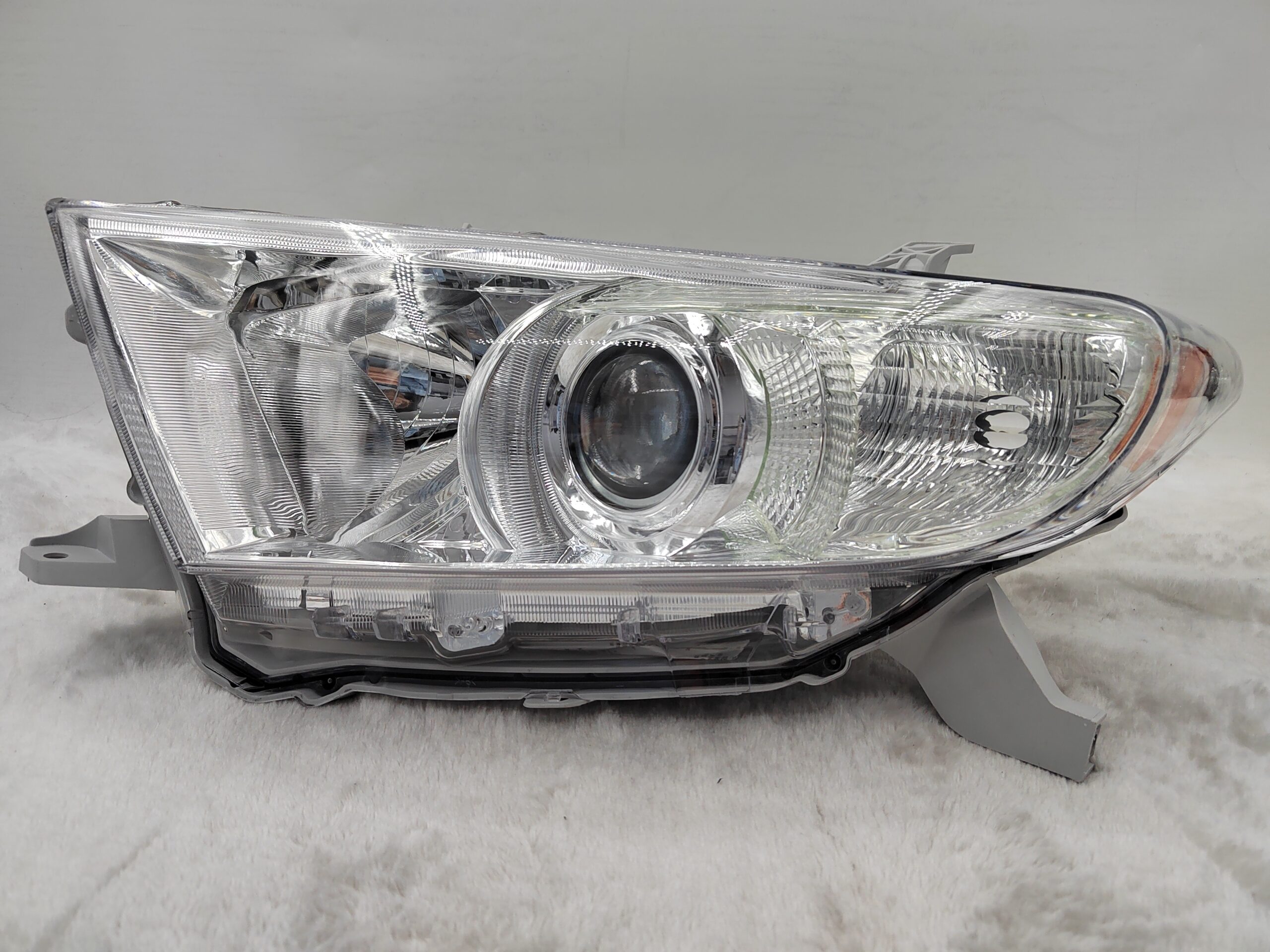 TOYOTA KLUGER 2011-2013 HALOGEN L.H.S HEADLIGHT ASSEMBLY