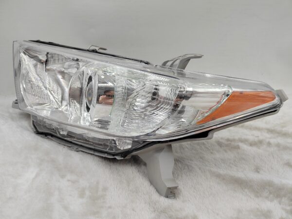 TOYOTA KLUGER 2011-2013 HALOGEN L.H.S HEADLIGHT ASSEMBLY