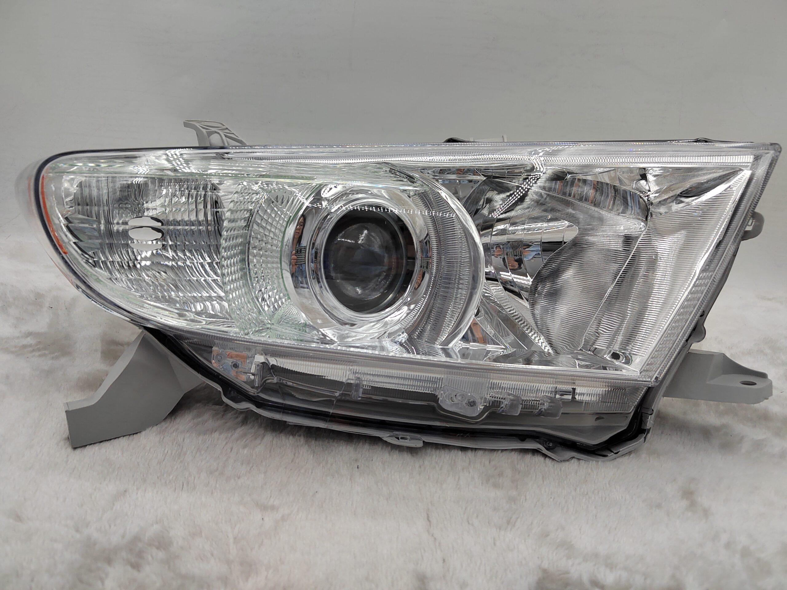 TOYOTA KLUGER 2011-2013 HALOGEN R.H.S HEADLIGHT ASSEMBLY