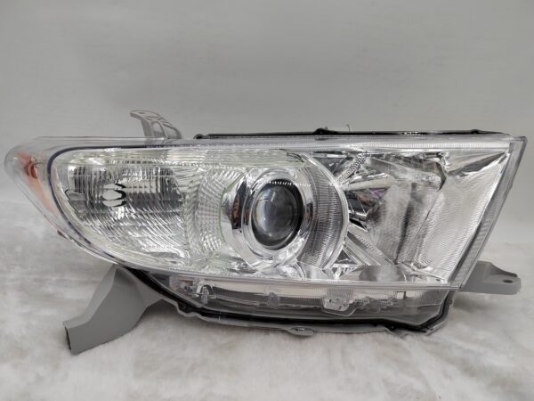 TOYOTA KLUGER 2011-2013 HALOGEN R.H.S HEADLIGHT ASSEMBLY