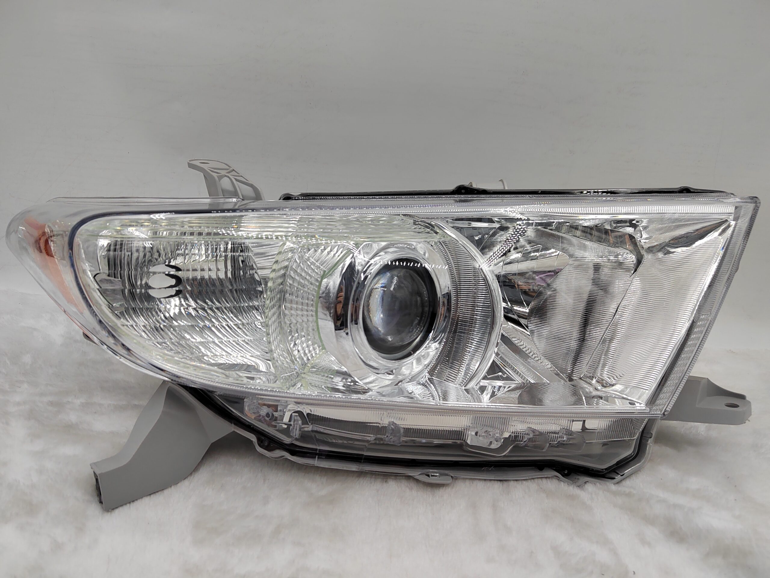 TOYOTA KLUGER 2011-2013 HALOGEN R.H.S HEADLIGHT ASSEMBLY