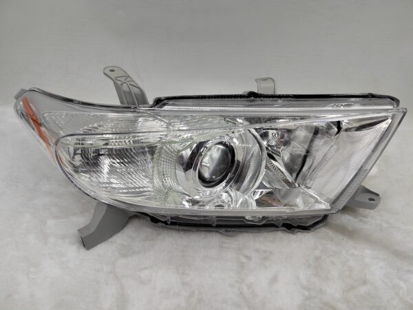 TOYOTA KLUGER 2011-2013 HALOGEN R.H.S HEADLIGHT ASSEMBLY