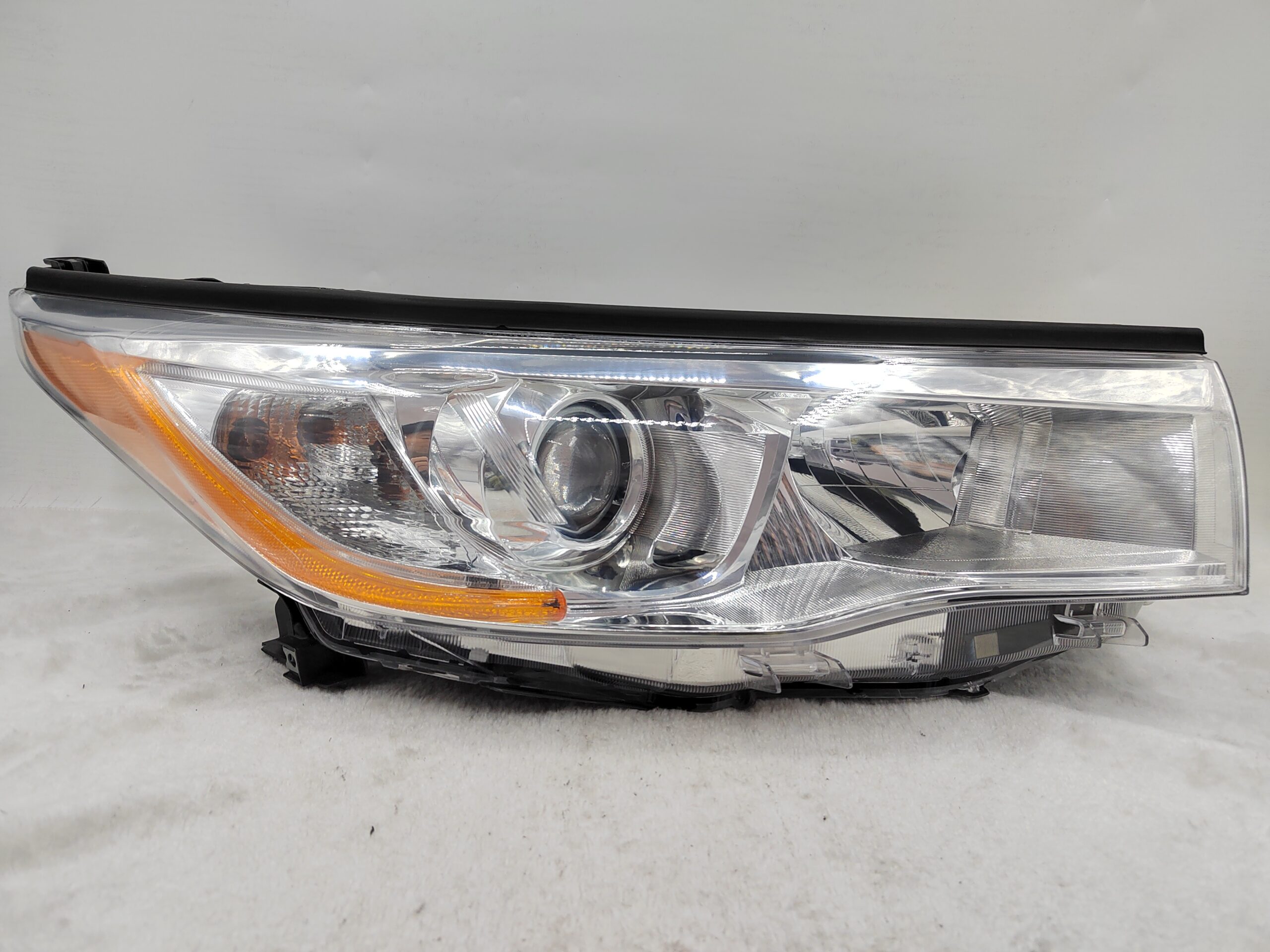 TOYOTA KLUGER 2014-2016 HALOGEN R.H.S HEADLIGHT ASSEMBLY