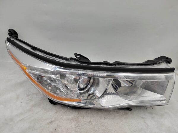 TOYOTA KLUGER 2014-2016 HALOGEN R.H.S HEADLIGHT ASSEMBLY