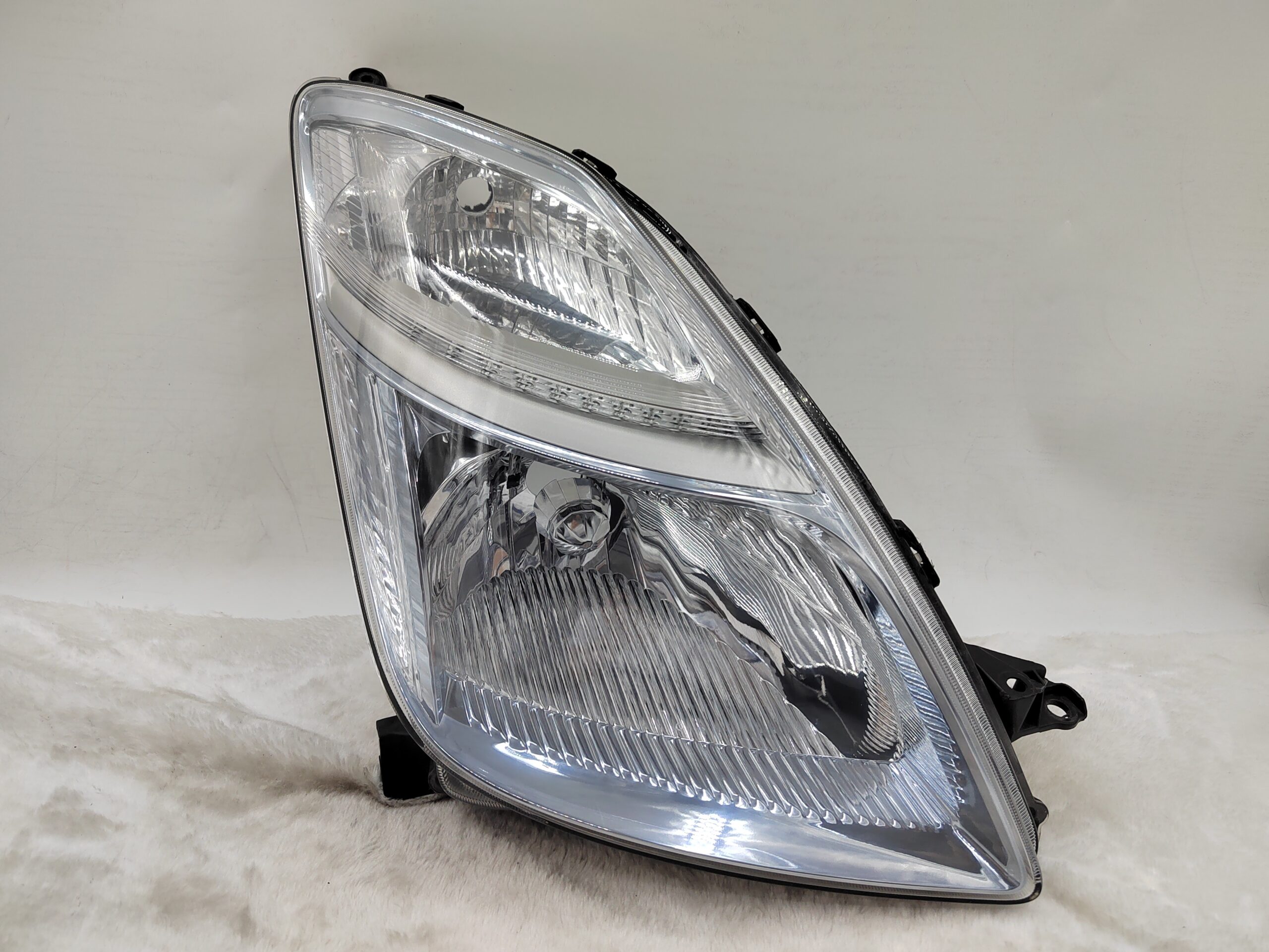 TOYOTA PRIUS NHW20 2010-2012 HALOGEN R.H.S HEADLIGHT ASSEMBLY