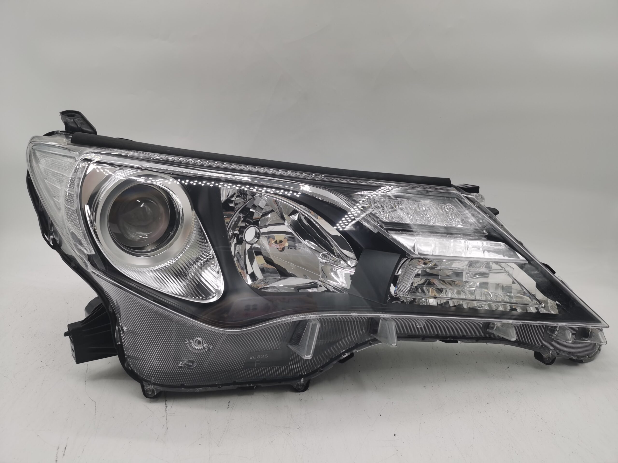 TOYOTA RAV4 IV XA40 2013-2015 HALOGEN R.H.S HEADLIGHT ASSEMBLY