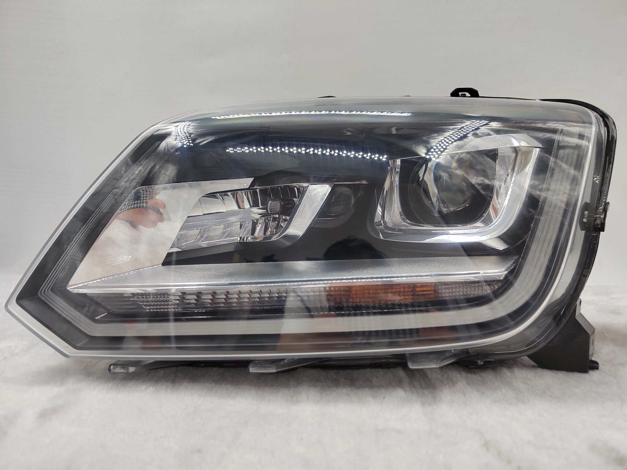 VOLKSWAGEN AMAROK V6 2011-2021 XENON L.H.S HEADLIGHT ASSEMBLY