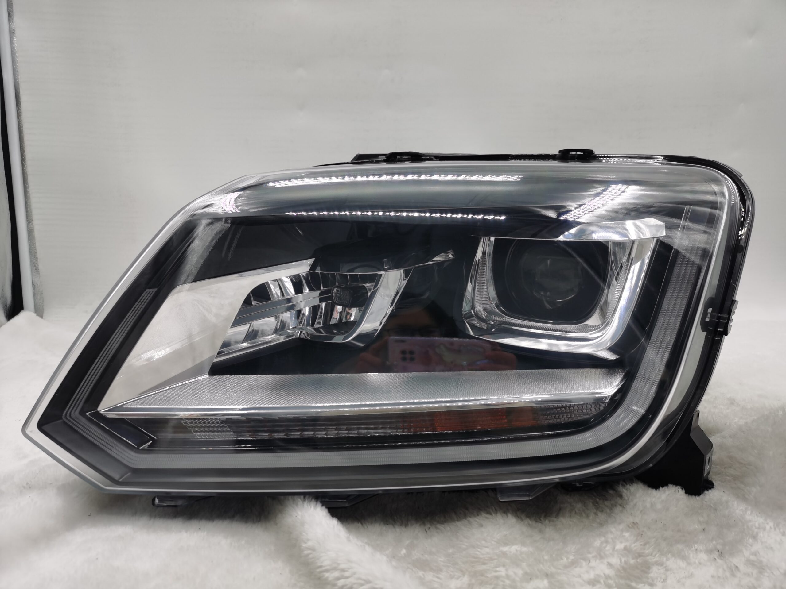 VOLKSWAGEN AMAROK V6 2011-2021 XENON L.H.S HEADLIGHT ASSEMBLY