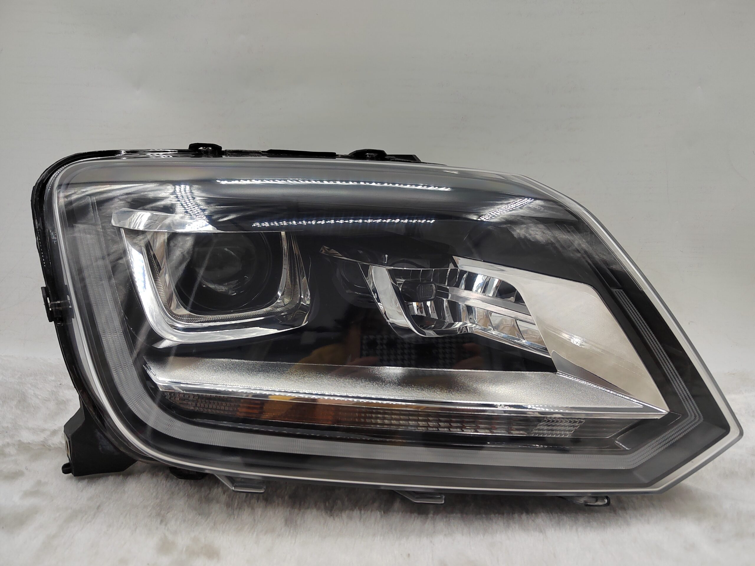 VOLKSWAGEN AMAROK V6 2011-2021 XENON R.H.S HEADLIGHT ASSEMBLY