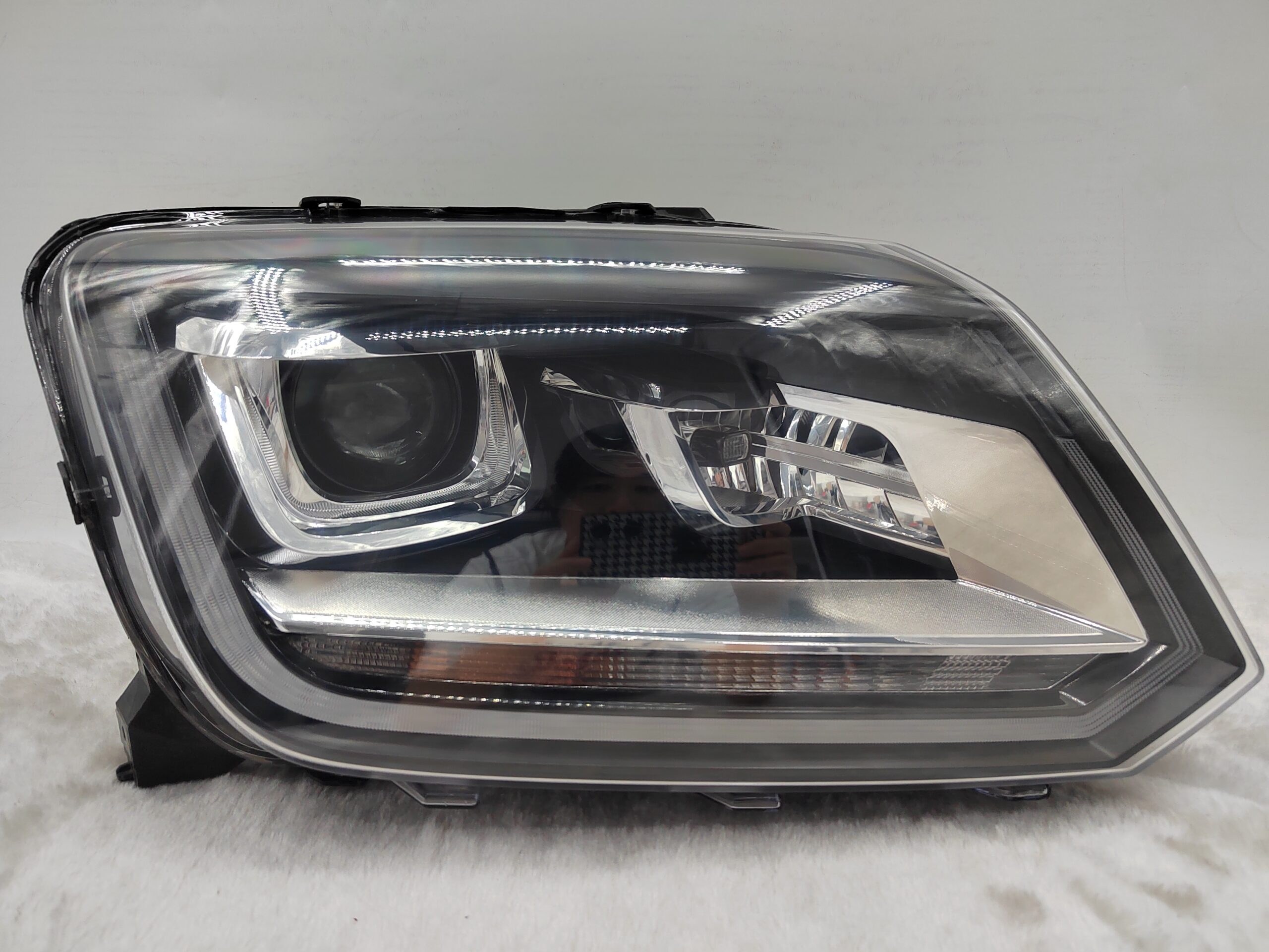 VOLKSWAGEN AMAROK V6 2011-2021 XENON R.H.S HEADLIGHT ASSEMBLY