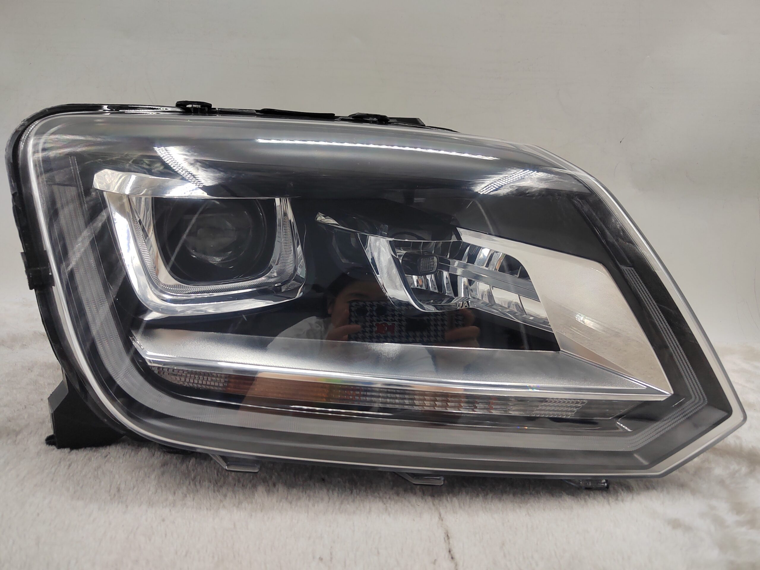 VOLKSWAGEN AMAROK V6 2011-2021 XENON R.H.S HEADLIGHT ASSEMBLY