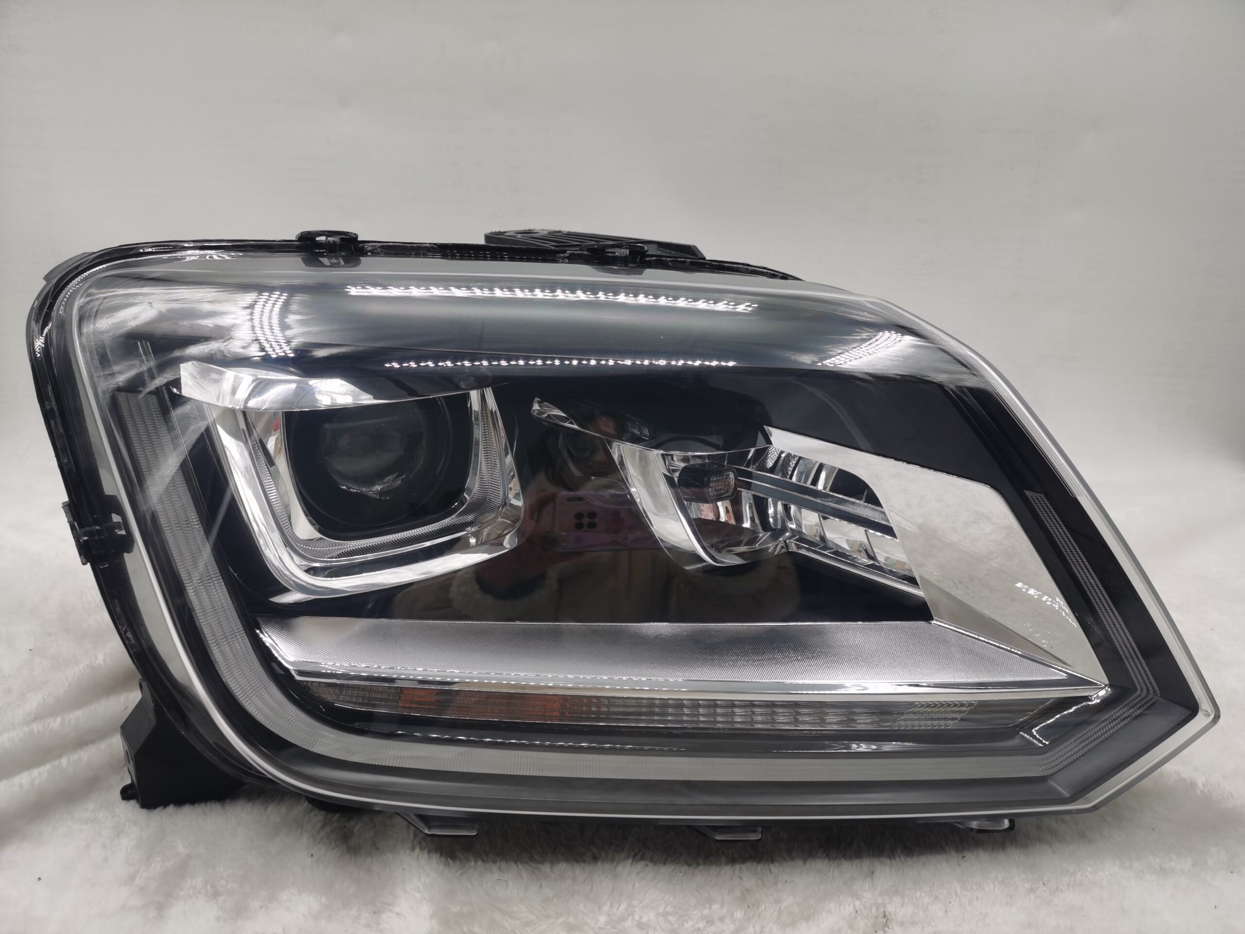 VOLKSWAGEN AMAROK V6 2011-2021 XENON R.H.S HEADLIGHT ASSEMBLY