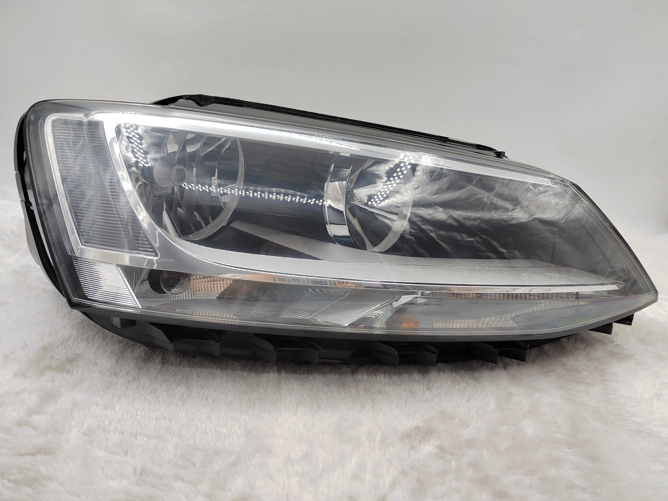 VOLKSWAGEN JETTA 2011-2018 HALOGEN R.H.S HEADLIGHT ASSEMBLY