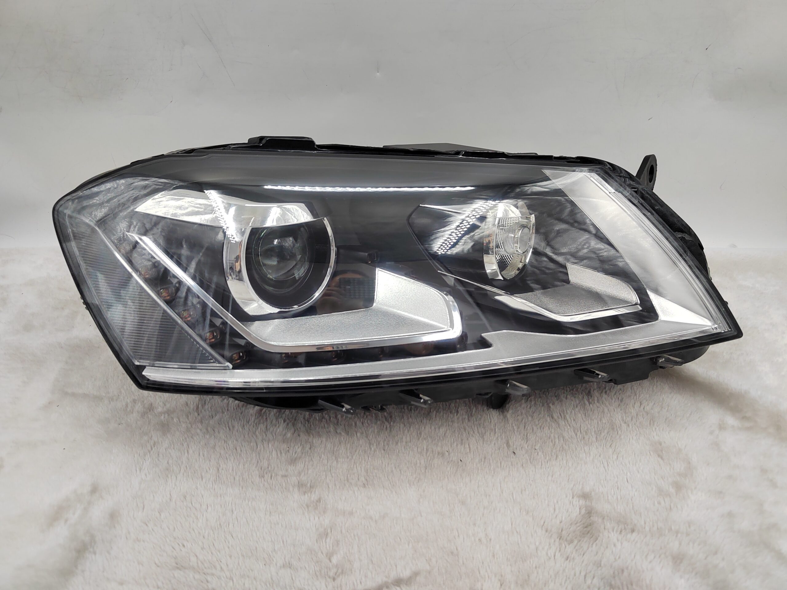 VOLKSWAGEN PASSAT B7 2011-2014 XENON R.H.S HEADLIGHT ASSEMBLY