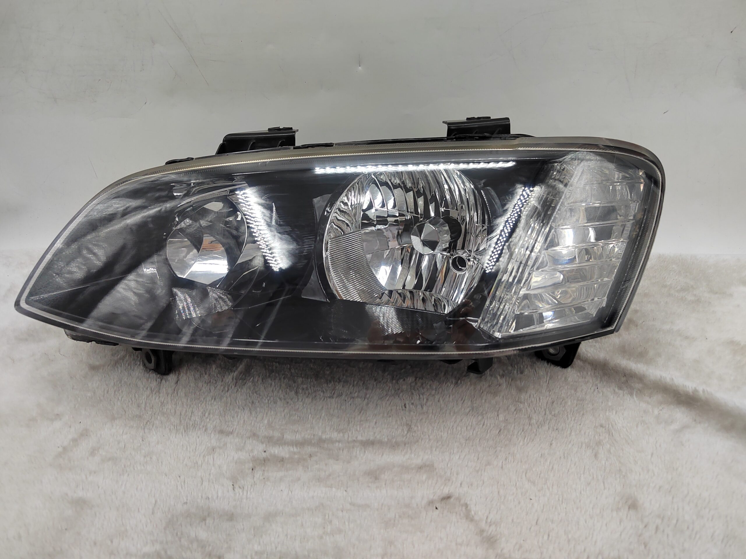 HOLDEN COMMODORE VE II SV6 2011-2012 HALOGEN L.H.S HEADLIGHT ASSEMBLY