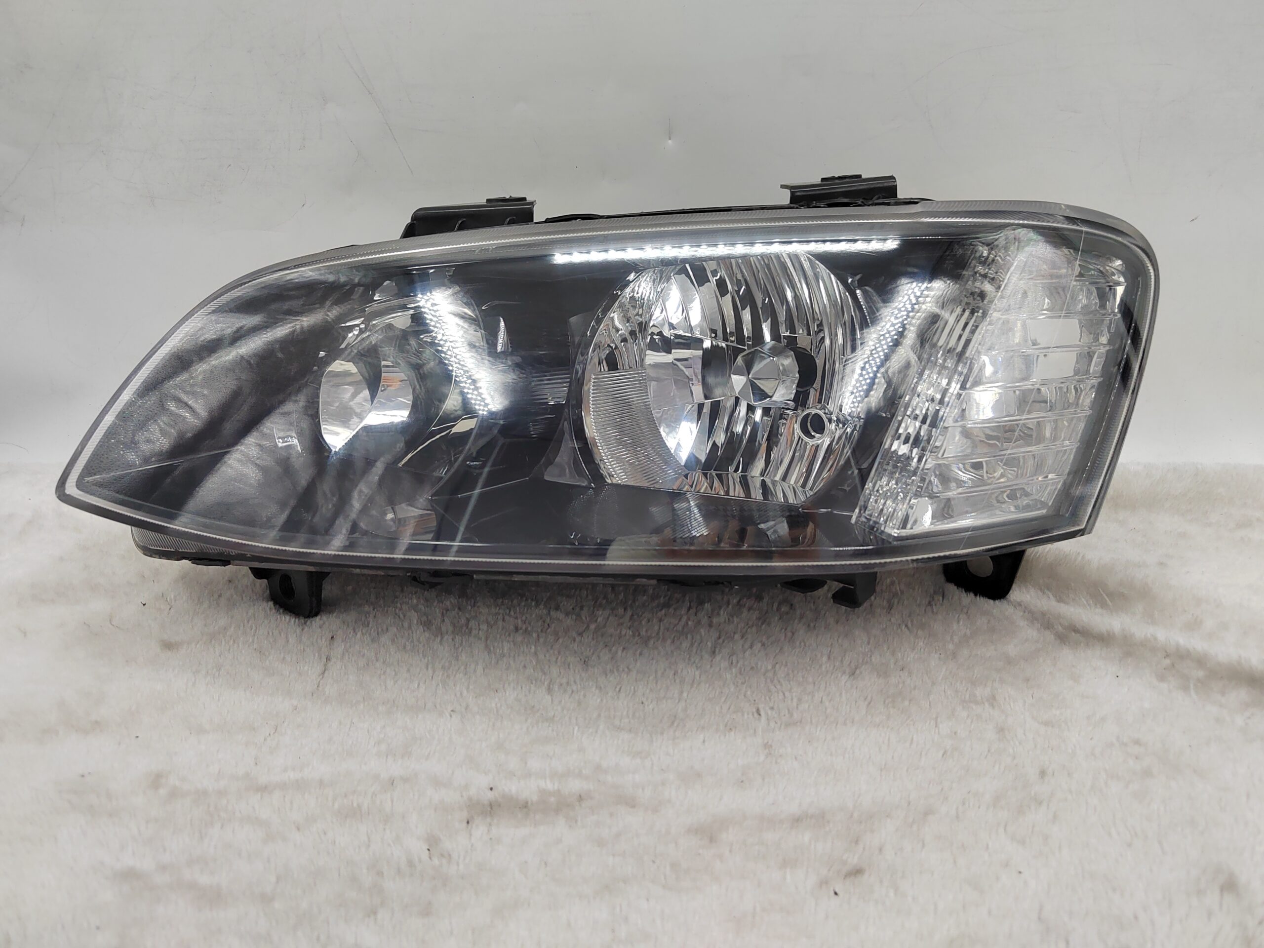 HOLDEN COMMODORE VE II SV6 2011-2012 HALOGEN L.H.S HEADLIGHT ASSEMBLY