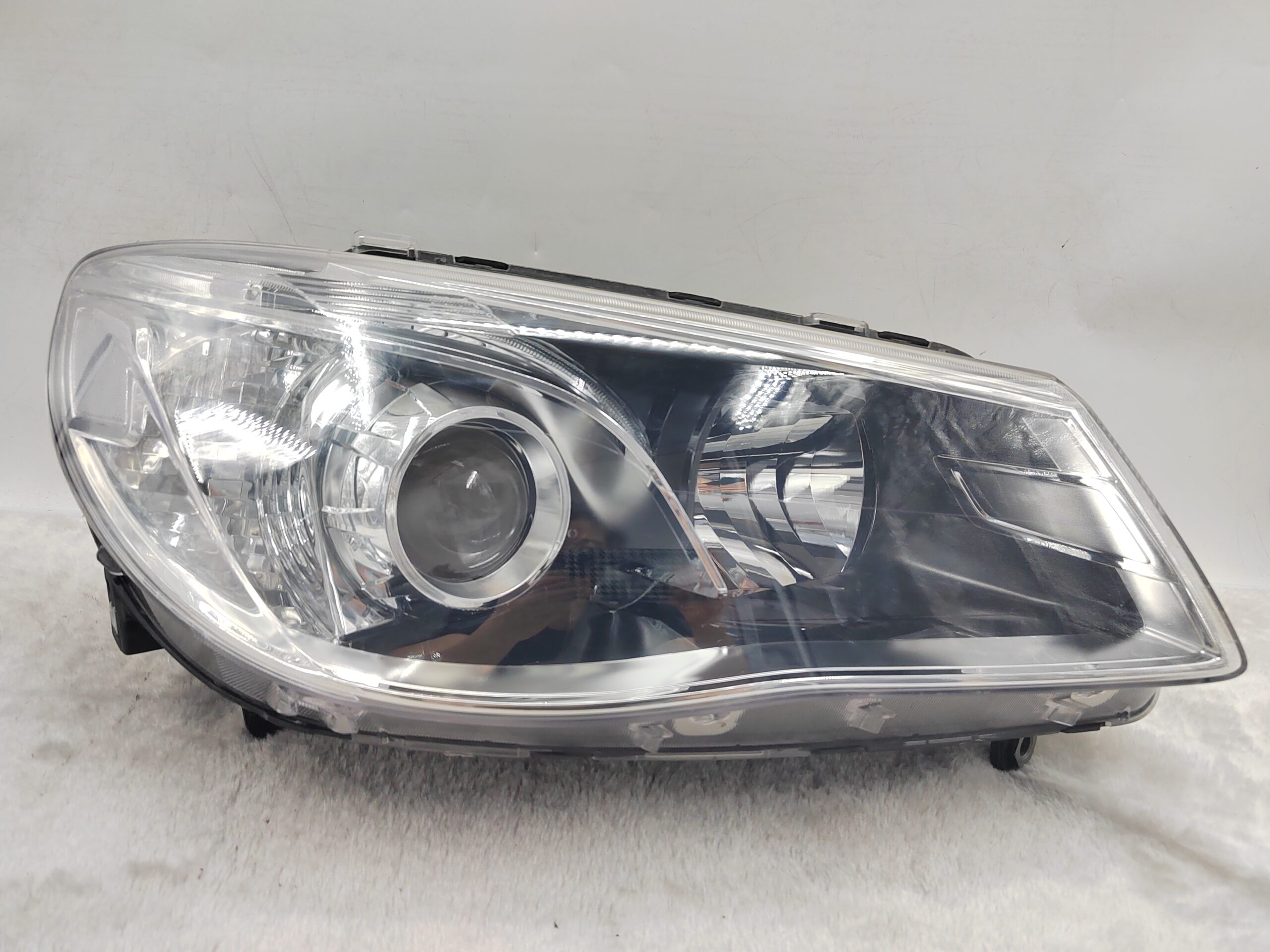 HOLDEN COMMODORE VF SV6 2013-2017 LENS HALOGEN R.H.S HEADLIGHT ASSEMBLY