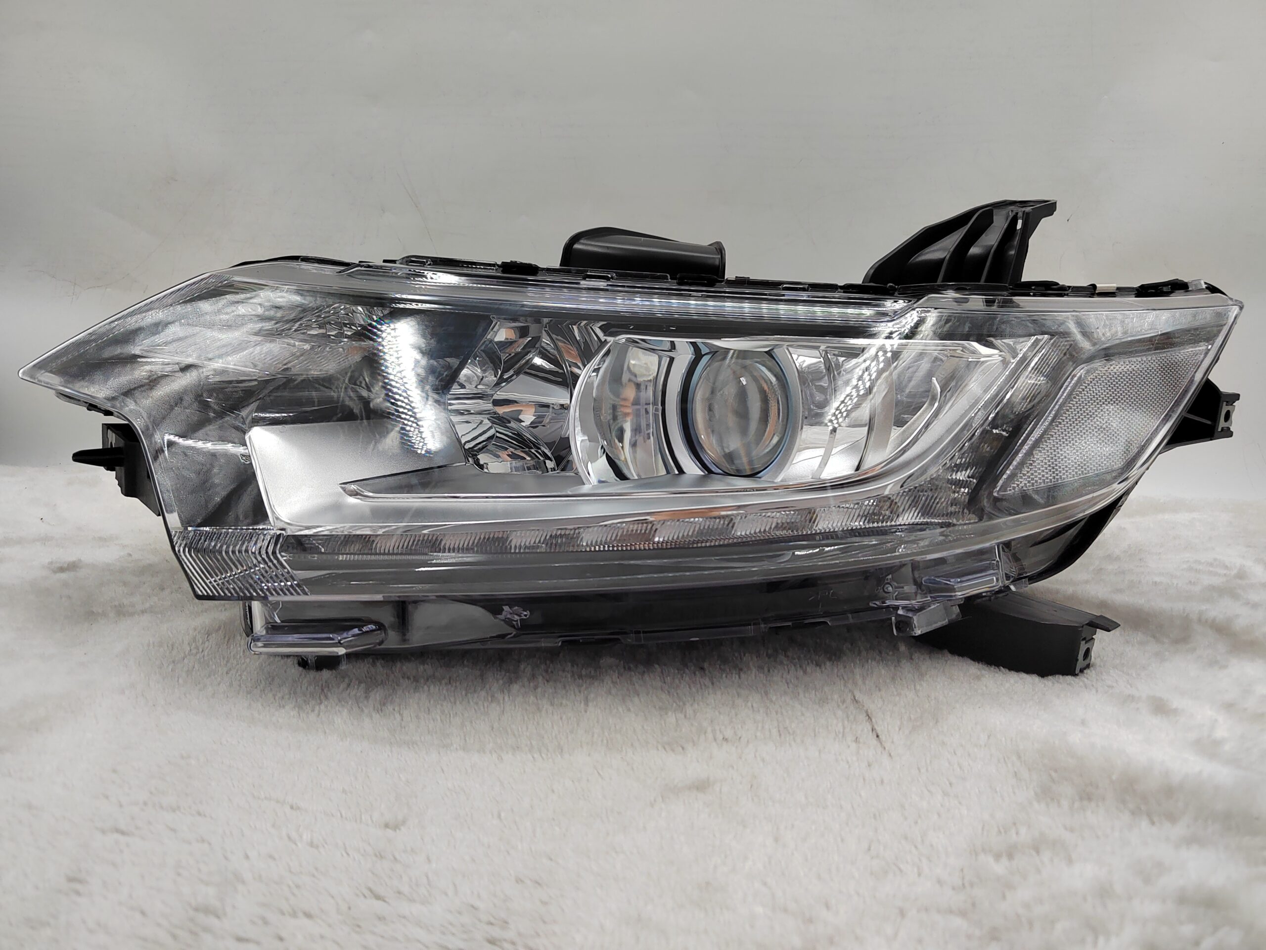 MITSUBISHI OUTLANDER 2016-2020 HALOGEN L.H.S HEADLIGHT ASSEMBLY