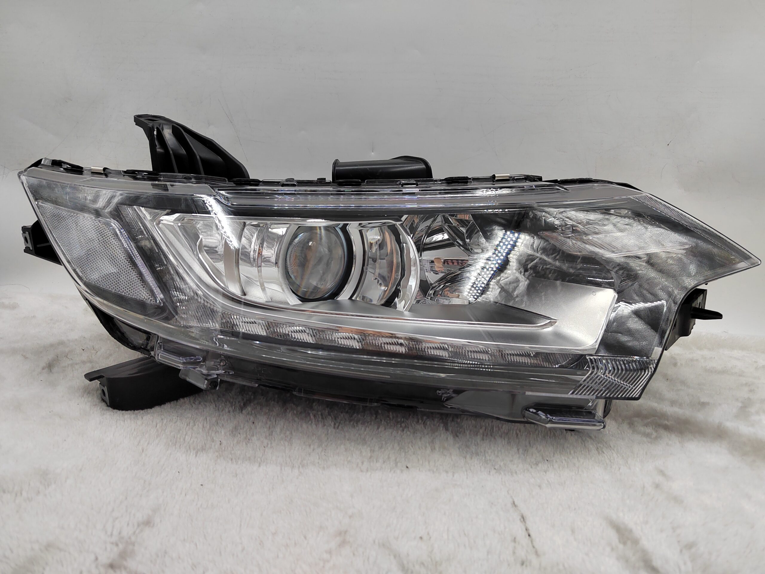 MITSUBISHI OUTLANDER 2016-2020 HALOGEN R.H.S HEADLIGHT ASSEMBLY