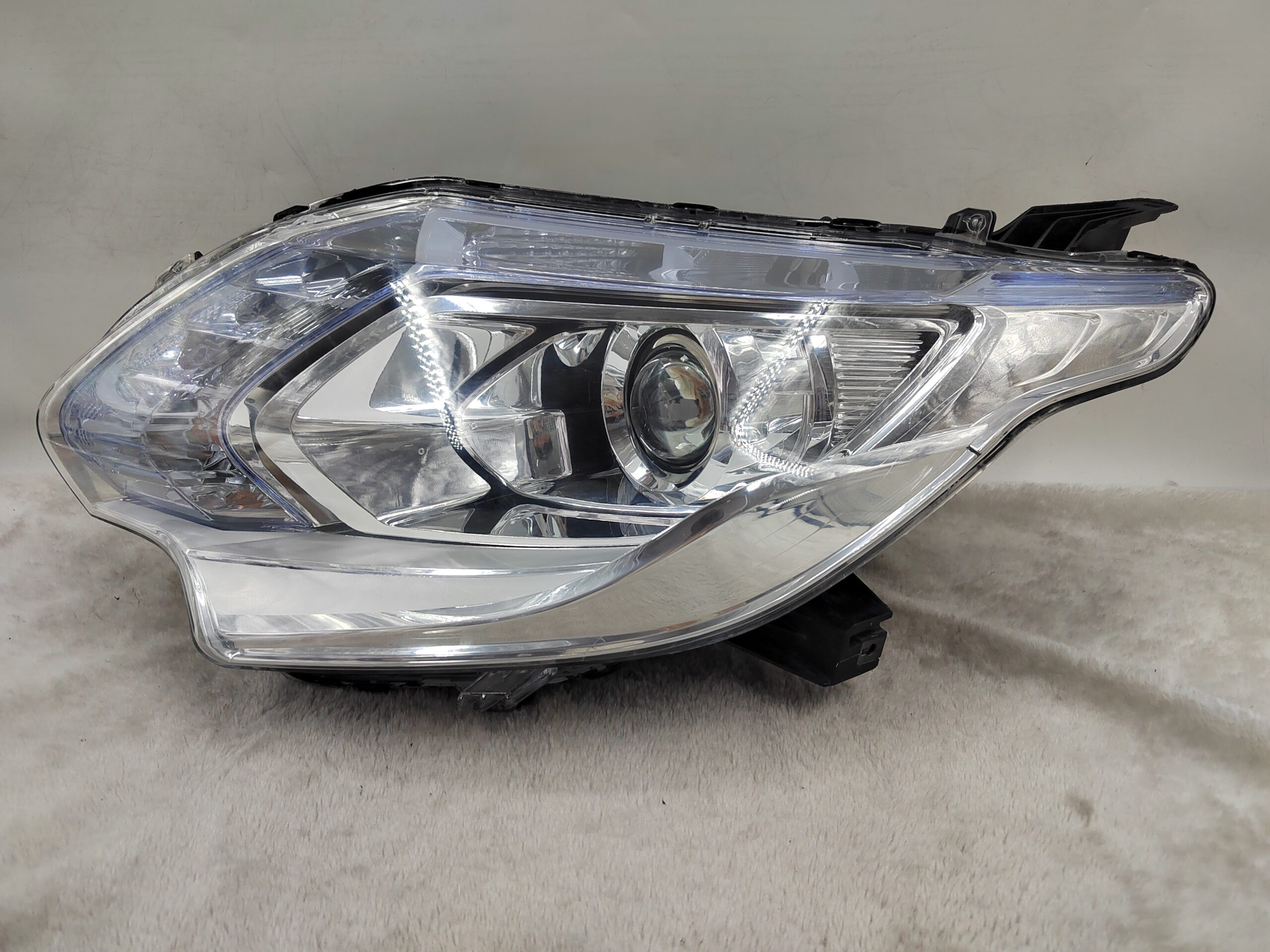 MITSUBISHI TRITON L200 2015-2018 XENON L.H.S HEADLIGHT ASSEMBLY