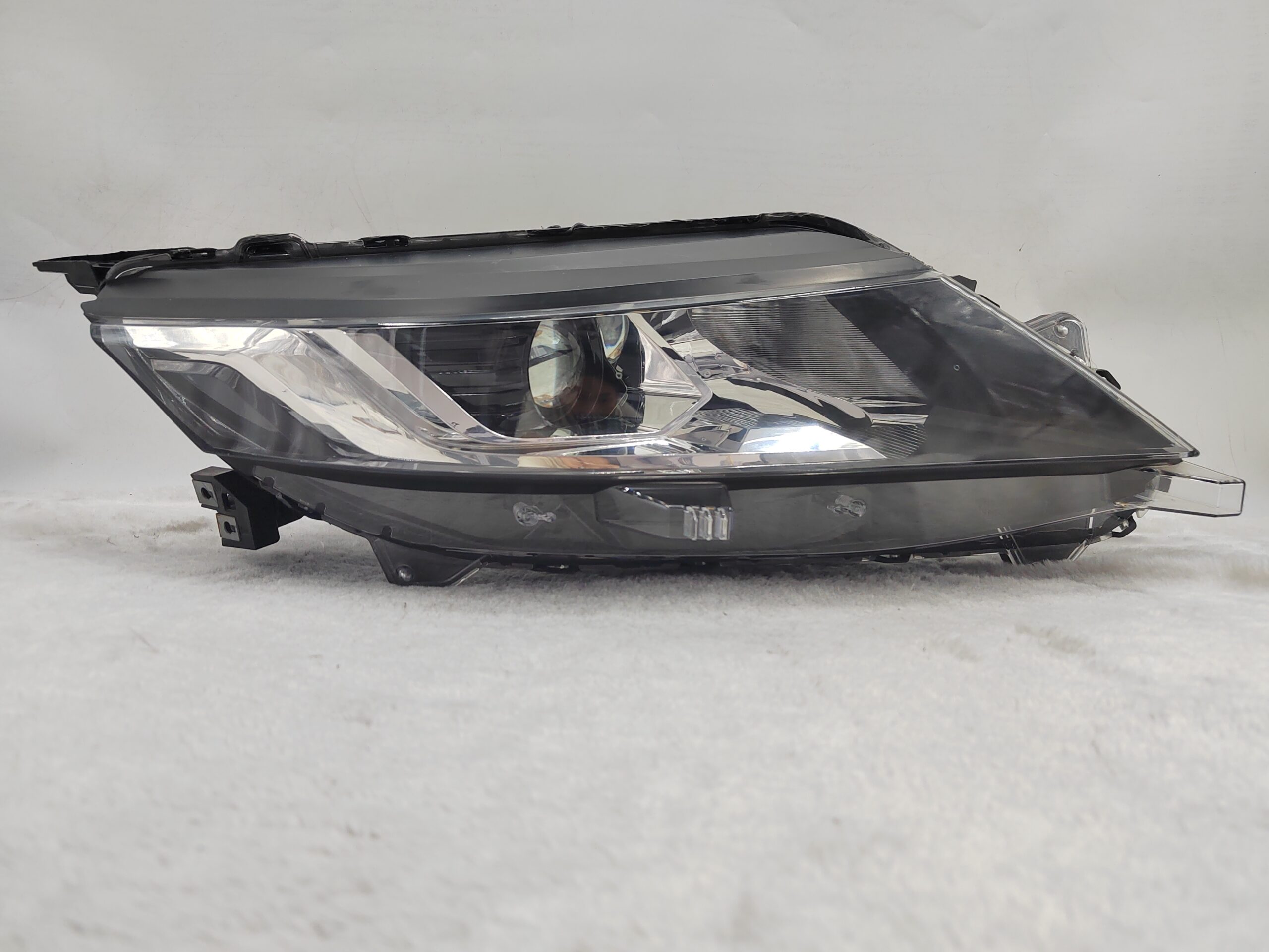 MITSUBISHI TRITON L200 2019-2023 HALOGEN R.H.S HEADLIGHT ASSEMBLY