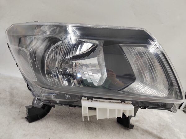 NISSAN NAVARA NP300 2015-2020 HALOGEN R.H.S HEADLIGHT ASSEMBLY