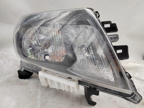 NISSAN NAVARA NP300 2015-2020 HALOGEN R.H.S HEADLIGHT ASSEMBLY