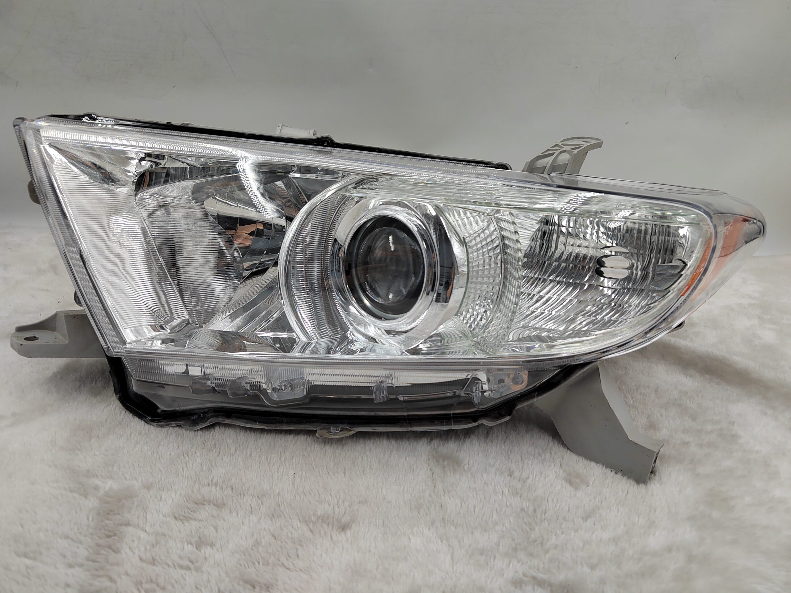 TOYOTA KLUGER 2011-2013 HALOGEN L.H.S HEADLIGHT ASSEMBLY