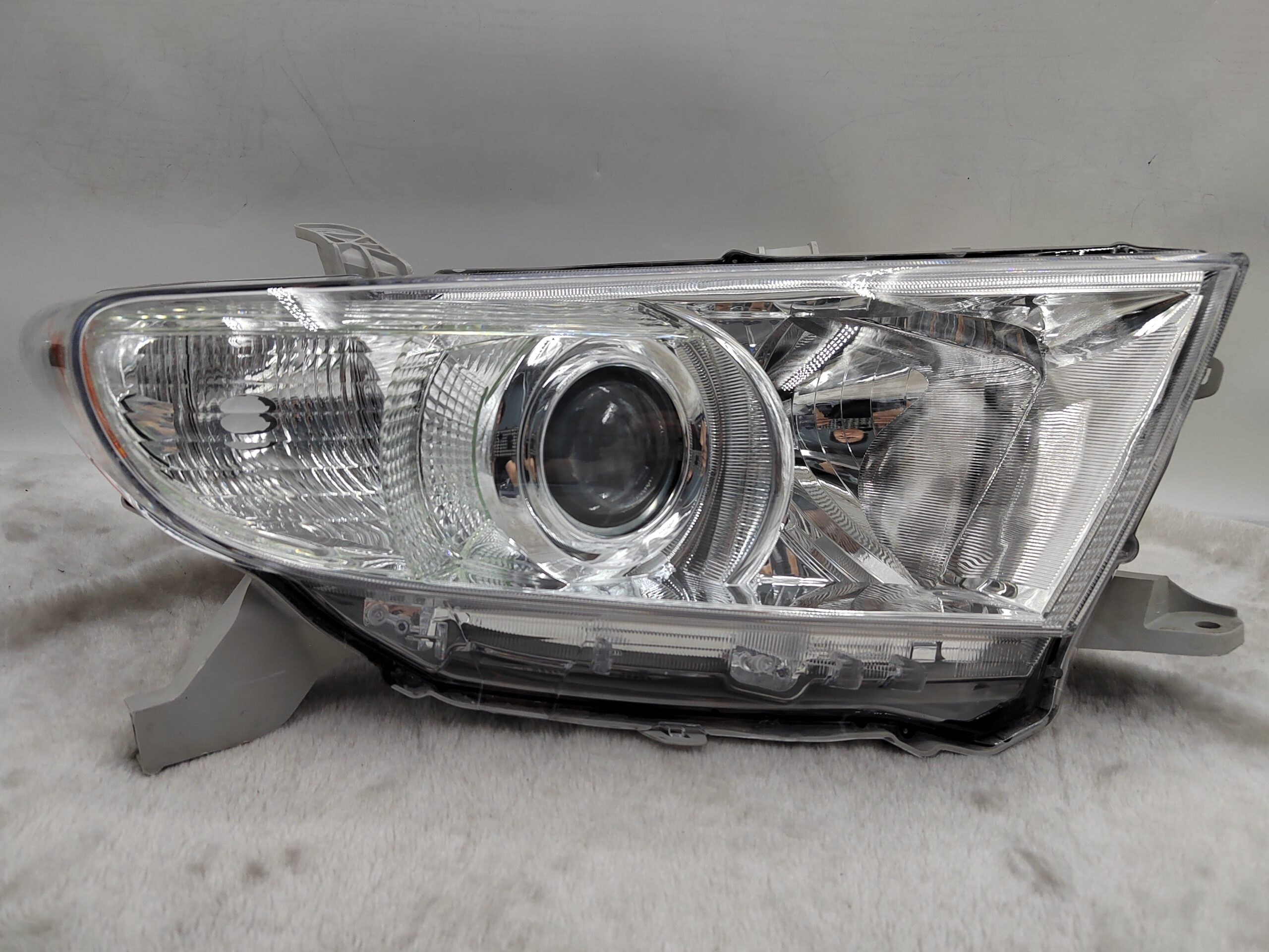 TOYOTA KLUGER 2011-2013 HALOGEN R.H.S HEADLIGHT ASSEMBLY