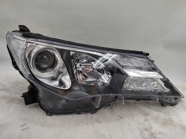 TOYOTA RAV4 IV XA40 2013-2015 HALOGEN R.H.S HEADLIGHT ASSEMBLY