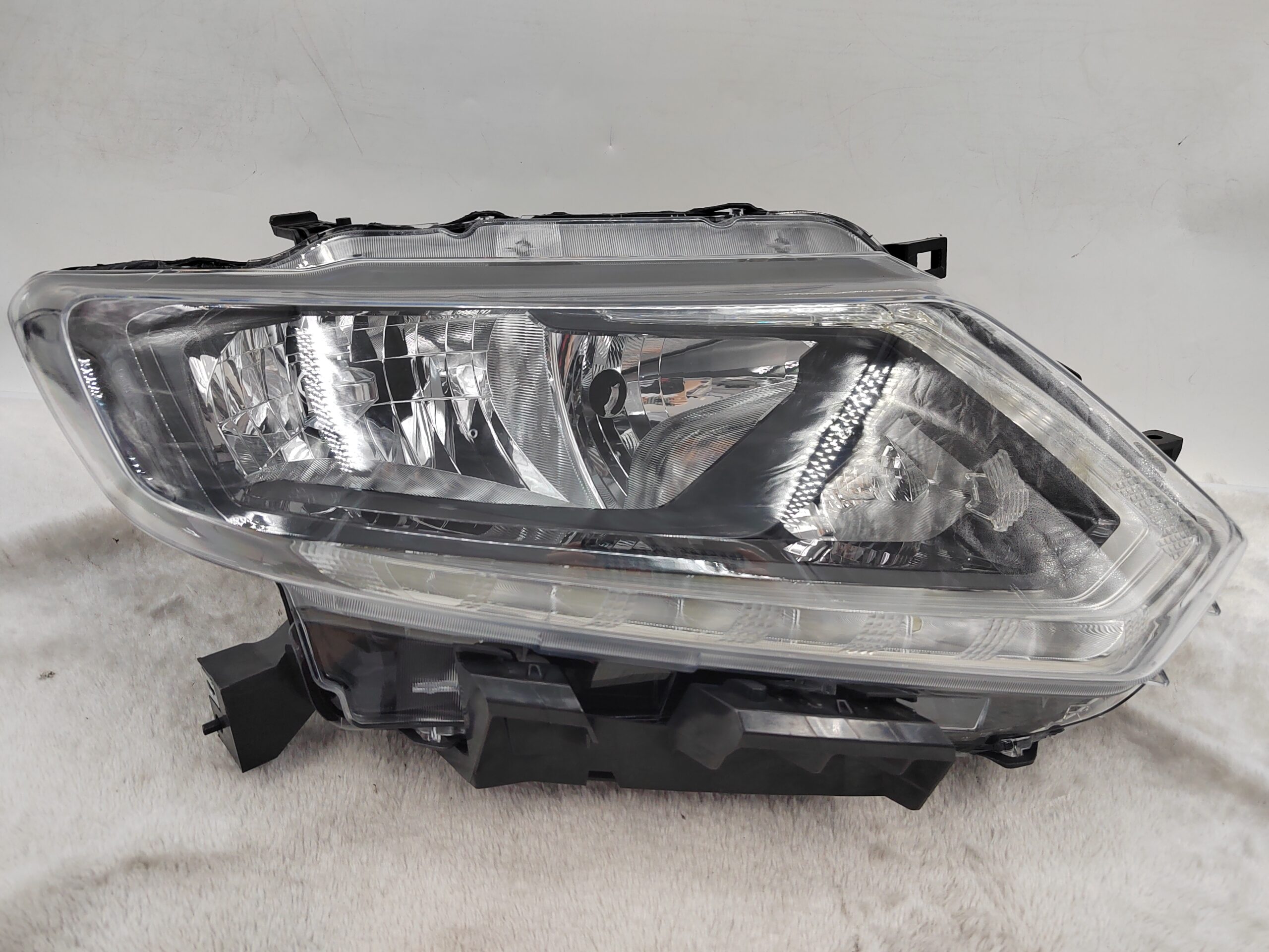 NISSAN X-TRAIL 2014-2016 HALOGEN R.H.S HEADLIGHT ASSEMBLY