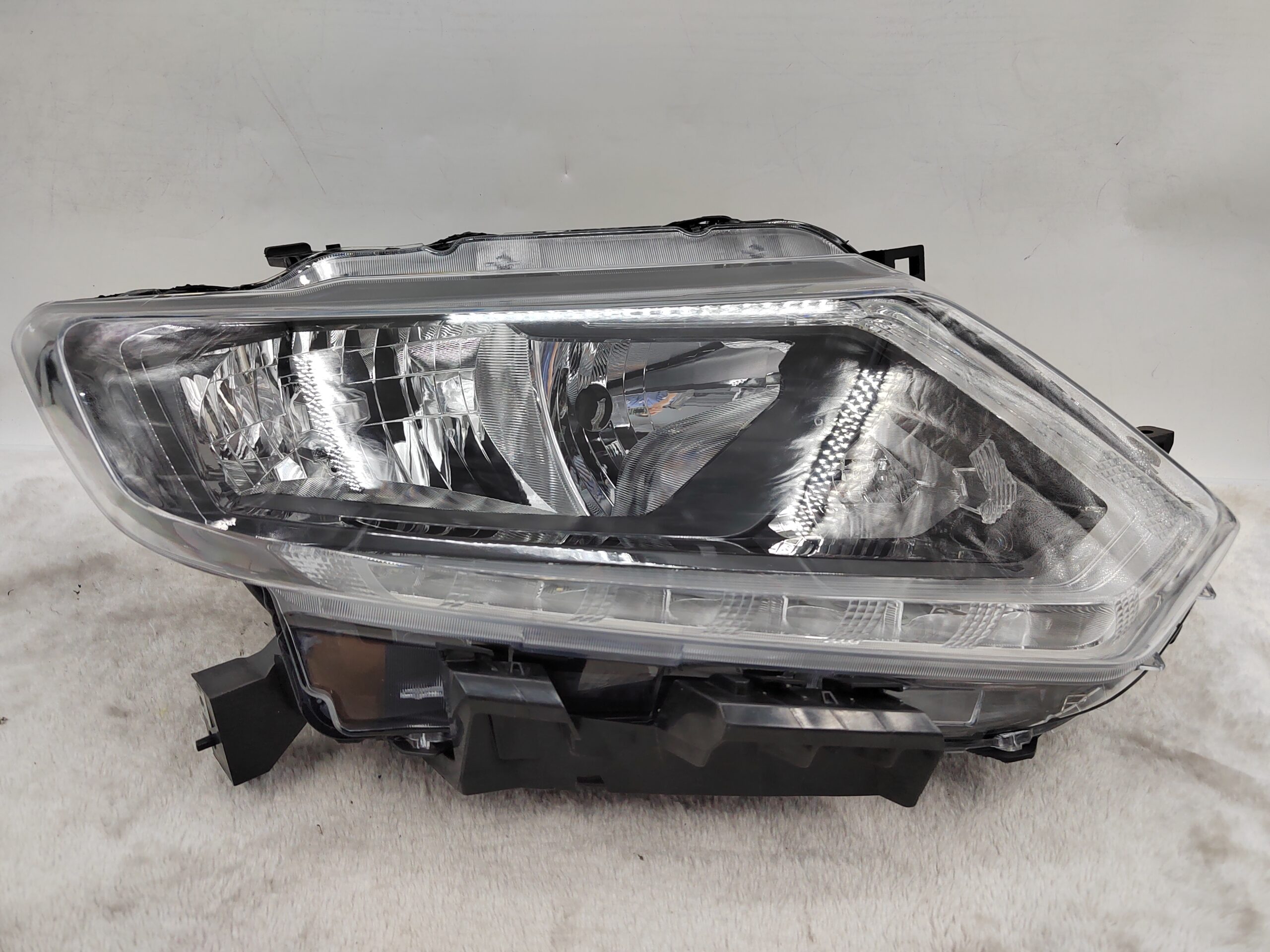 NISSAN X-TRAIL 2014-2016 HALOGEN R.H.S HEADLIGHT ASSEMBLY